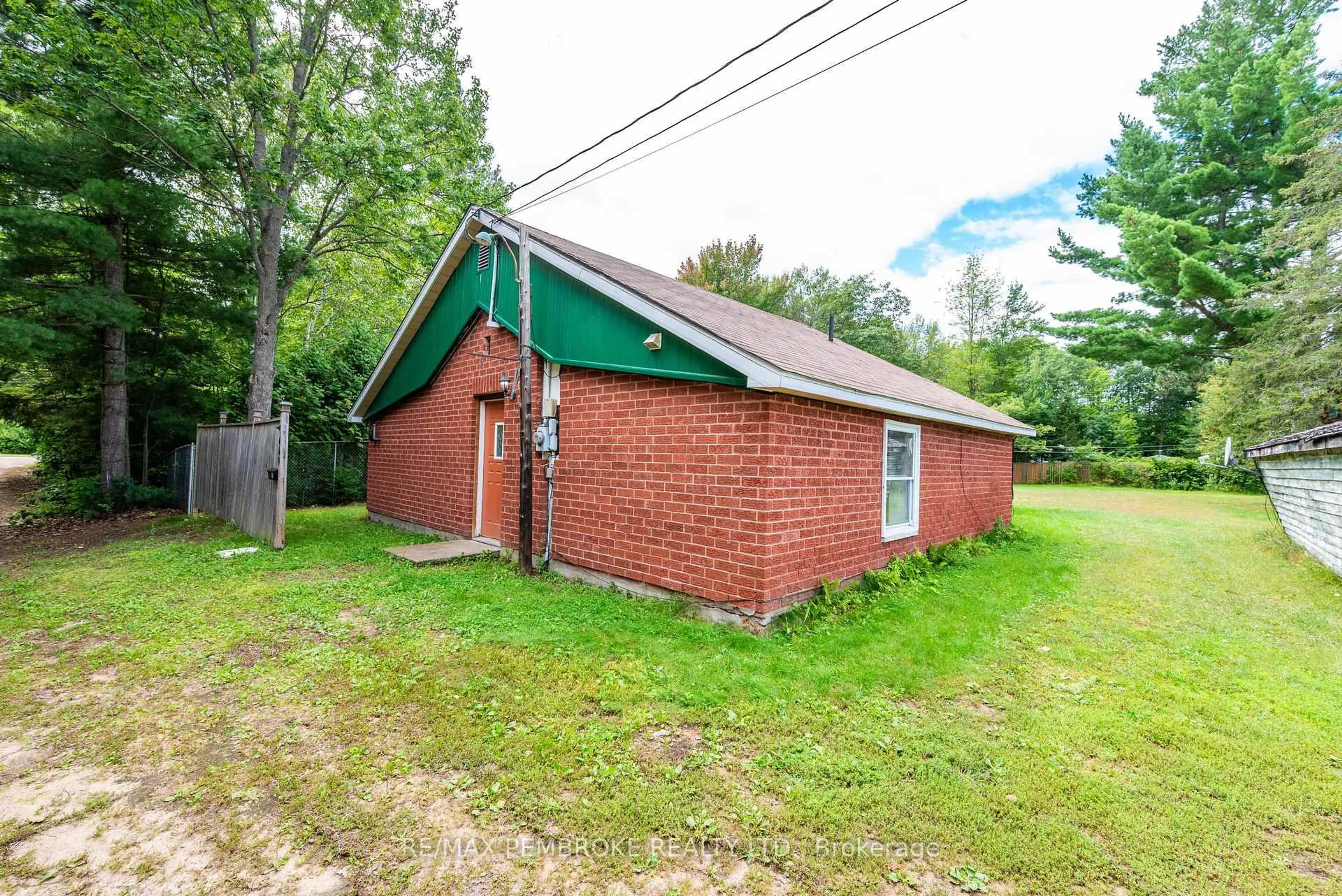 Shed for 1469 Victoria St, Petawawa Ontario K8H 2G2