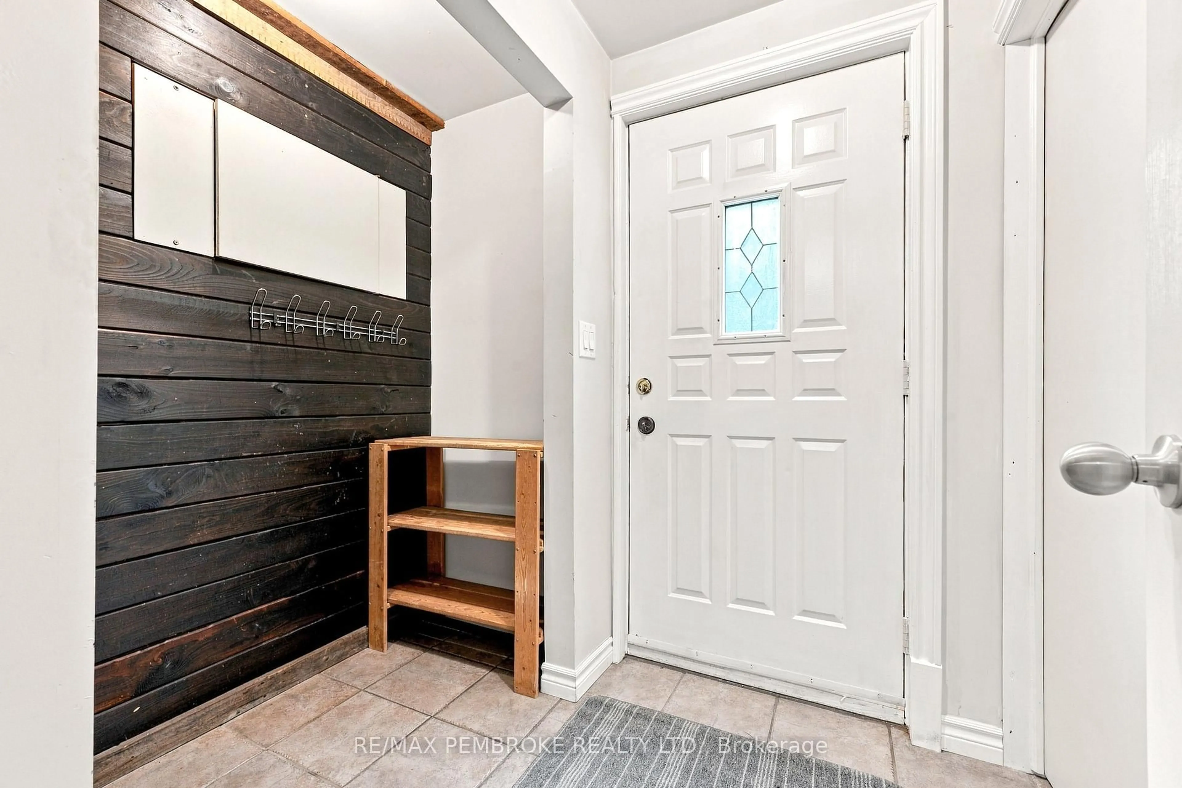 Indoor entryway for 1469 Victoria St, Petawawa Ontario K8H 2G2