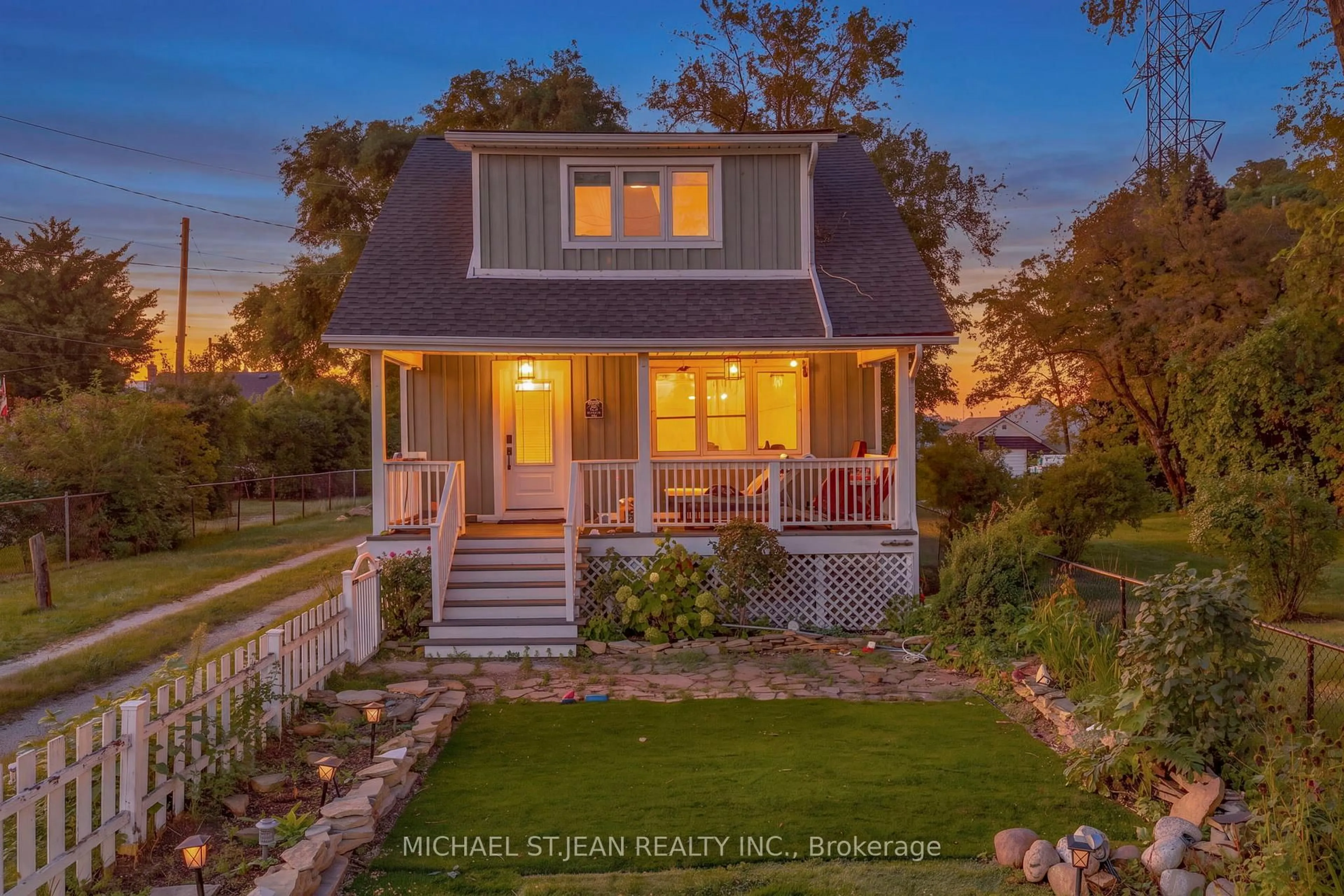 Home with vinyl exterior material, street for 285 Beach Blvd, Hamilton Ontario L8H 6V8