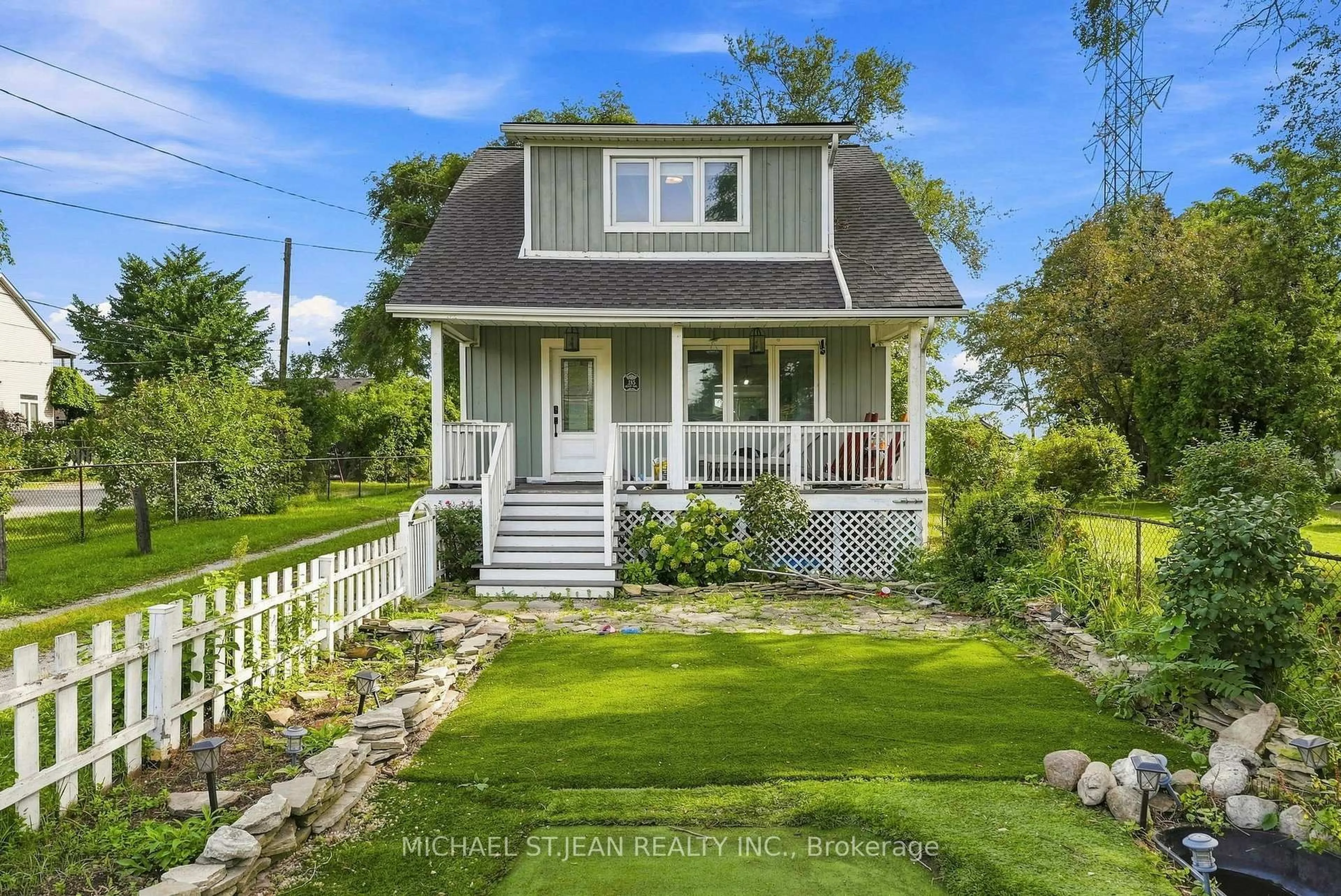 Home with vinyl exterior material, street for 285 Beach Blvd, Hamilton Ontario L8H 6V8