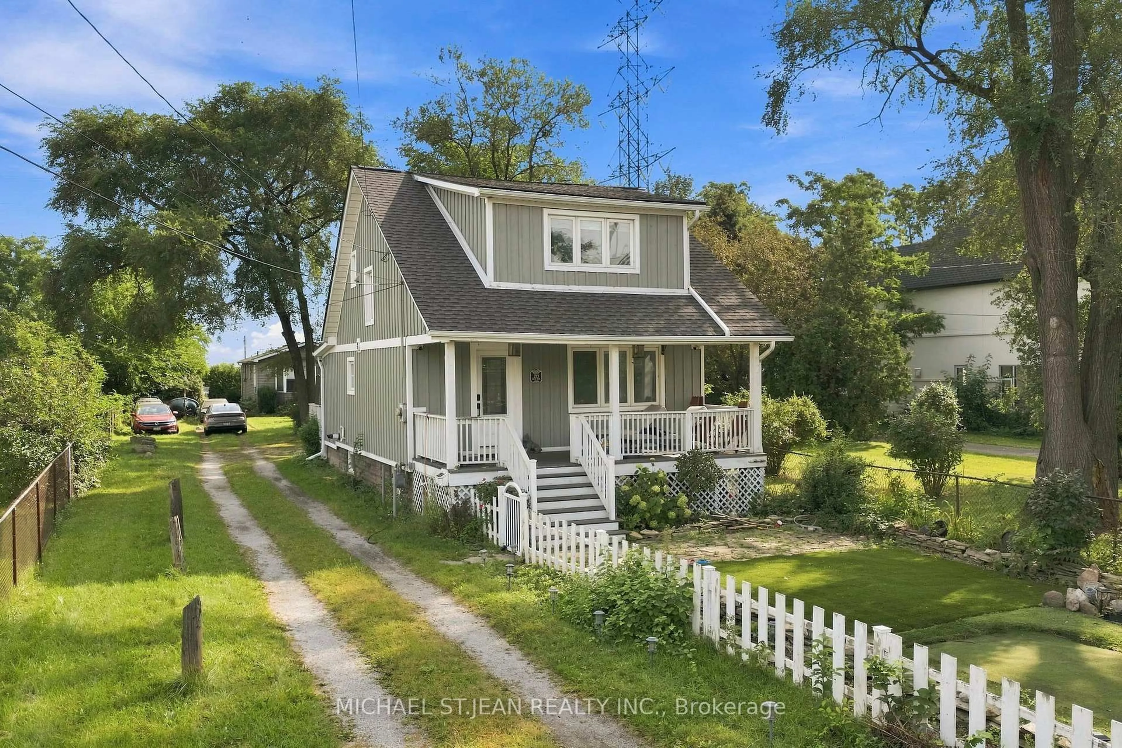Home with vinyl exterior material, street for 285 Beach Blvd, Hamilton Ontario L8H 6V8