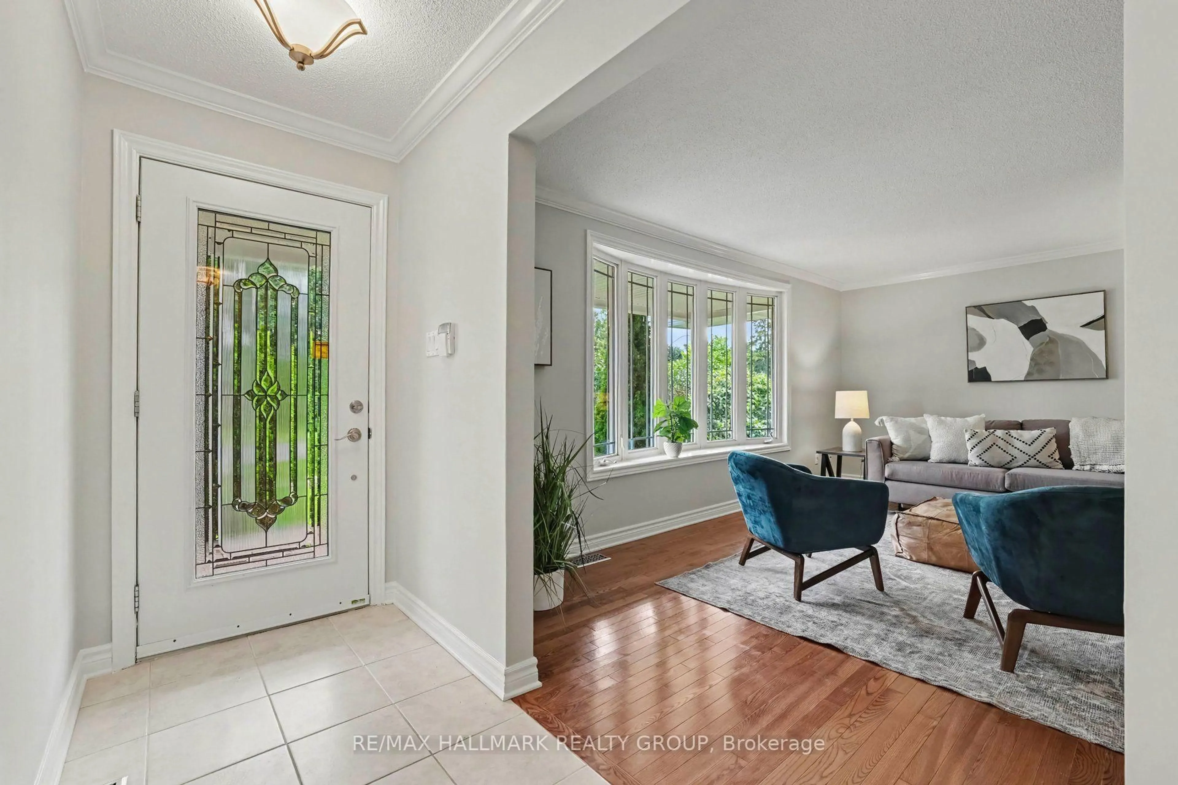 Indoor entryway for 5 Argue Dr, Ottawa Ontario K2E 6R9