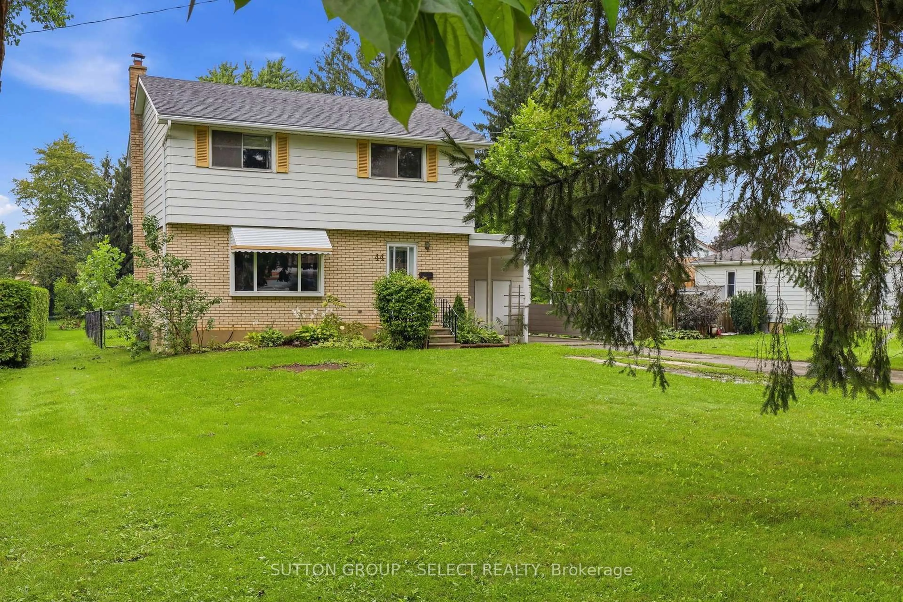 A pic from outside/outdoor area/front of a property/back of a property/a pic from drone, street for 44 South Edgeware Rd, St. Thomas Ontario N5P 2H4