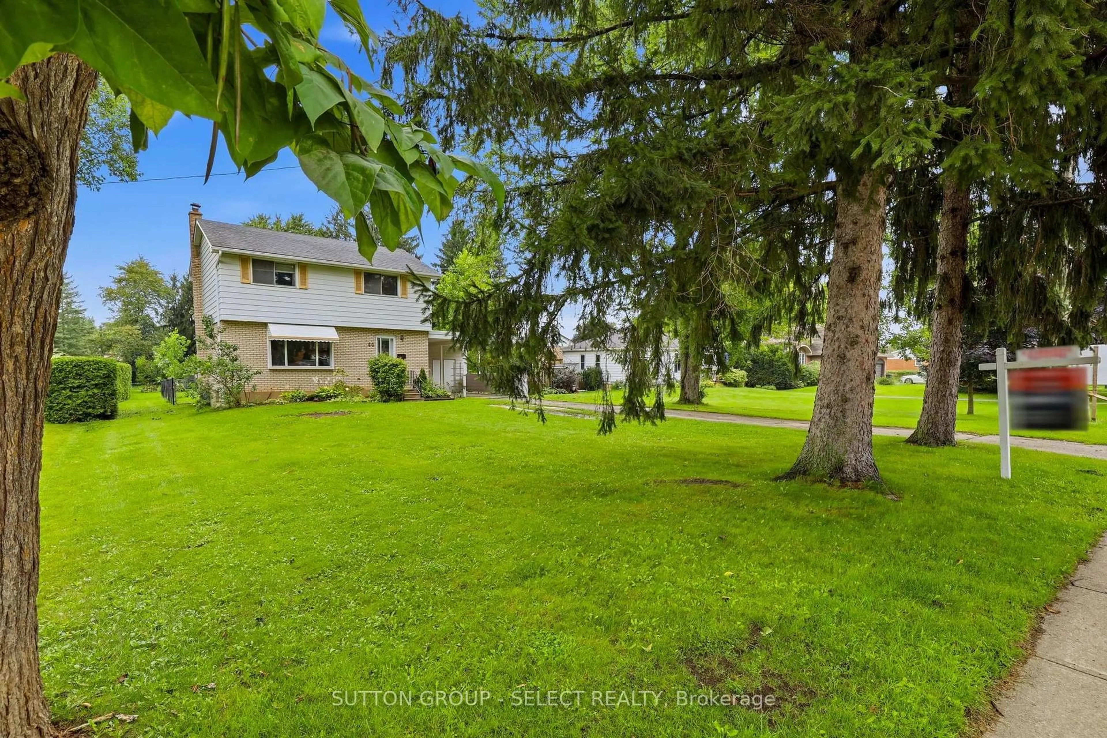 A pic from outside/outdoor area/front of a property/back of a property/a pic from drone, unknown for 44 South Edgeware Rd, St. Thomas Ontario N5P 2H4