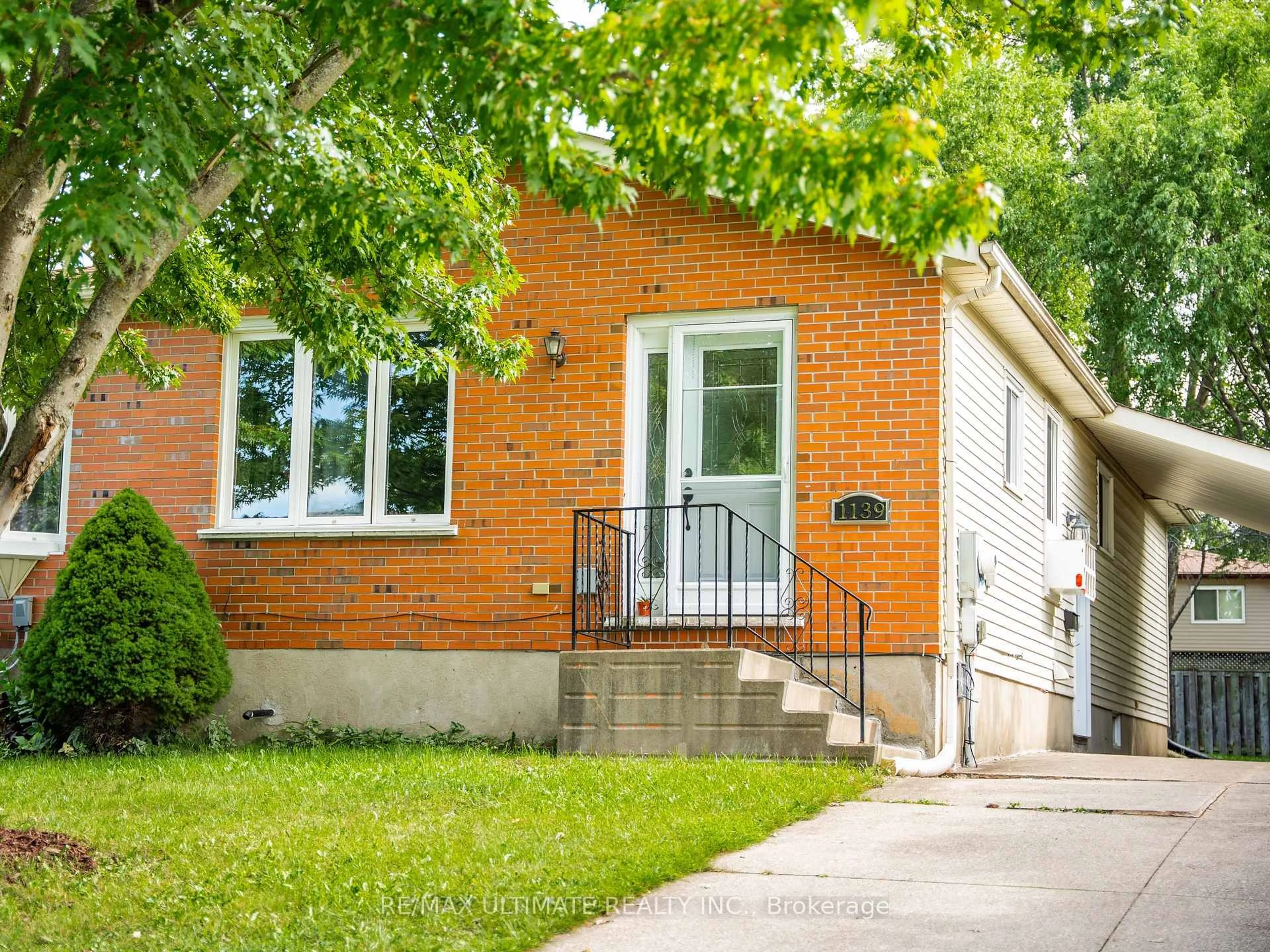 Home with brick exterior material, street for 1139 15th St, Owen Sound Ontario N4K 5V7