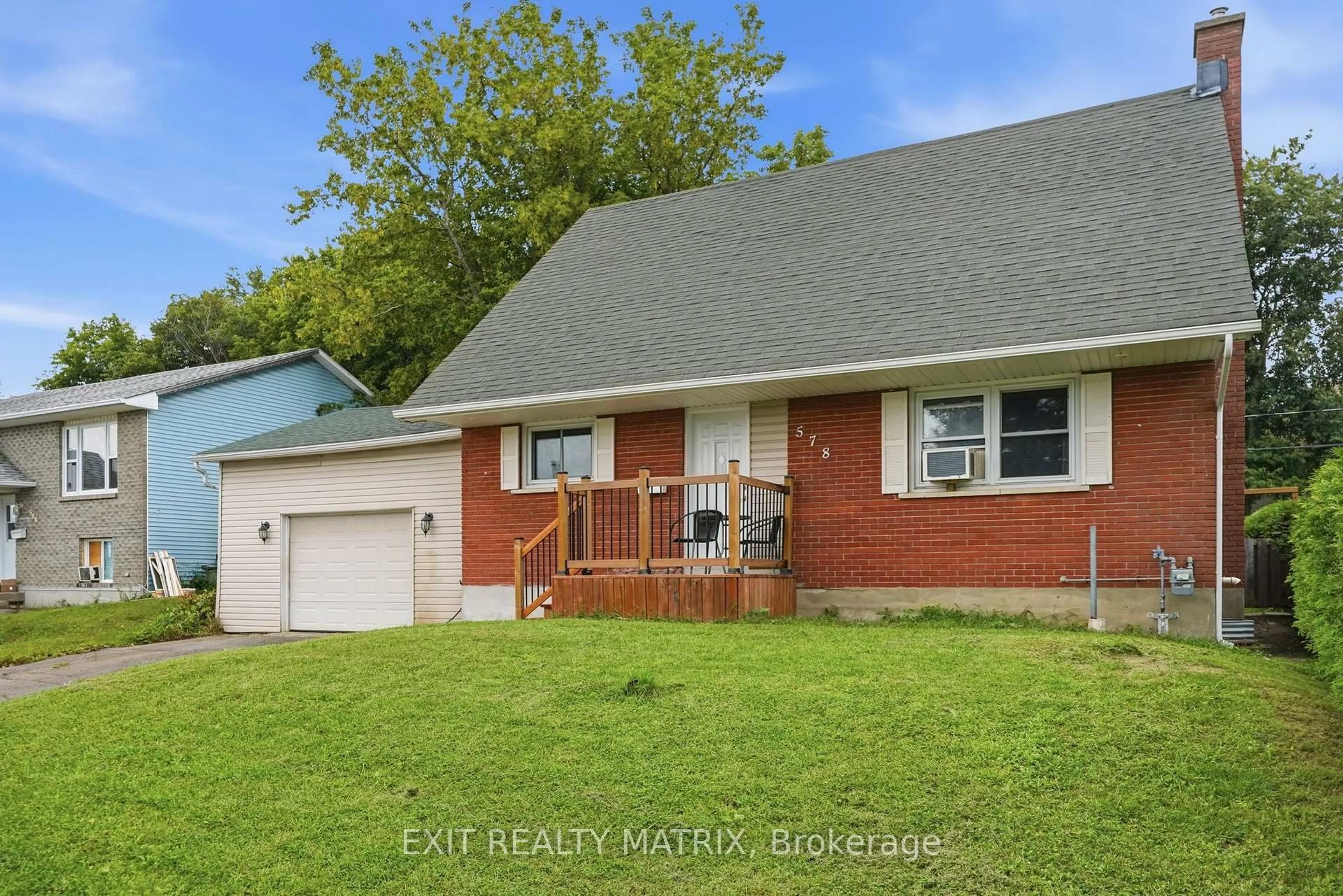 Home with vinyl exterior material, street for 578 James St, Hawkesbury Ontario K6A 1T9