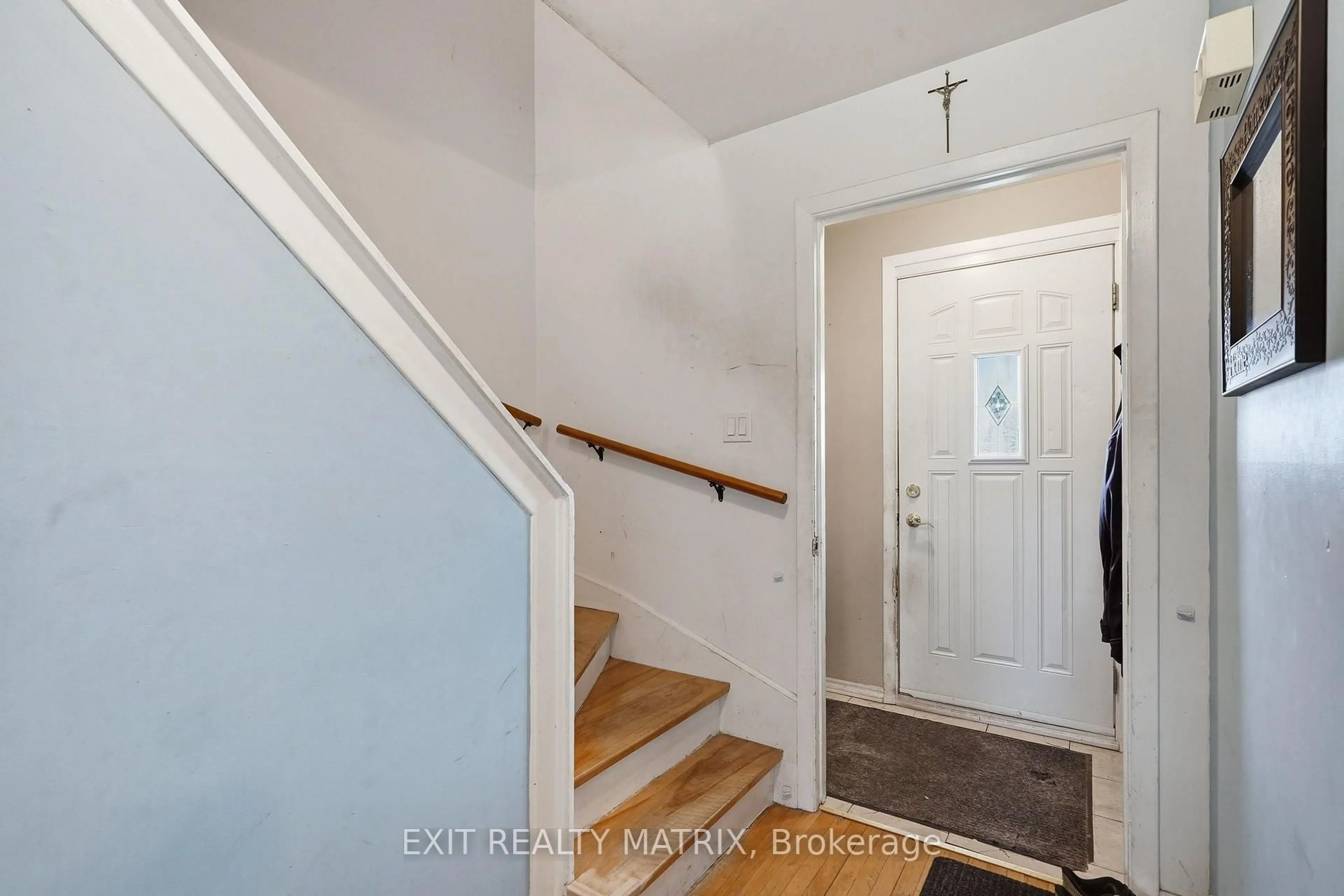 Indoor entryway for 578 James St, Hawkesbury Ontario K6A 1T9