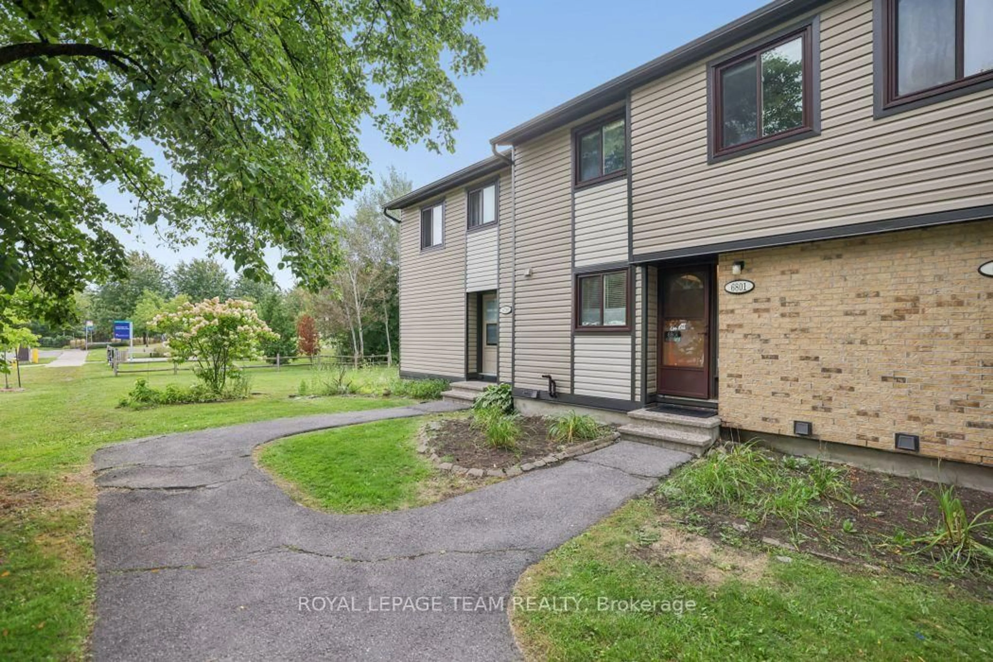 A pic from outside/outdoor area/front of a property/back of a property/a pic from drone, street for 6801 Bilberry Dr, Ottawa Ontario K1C 2E8