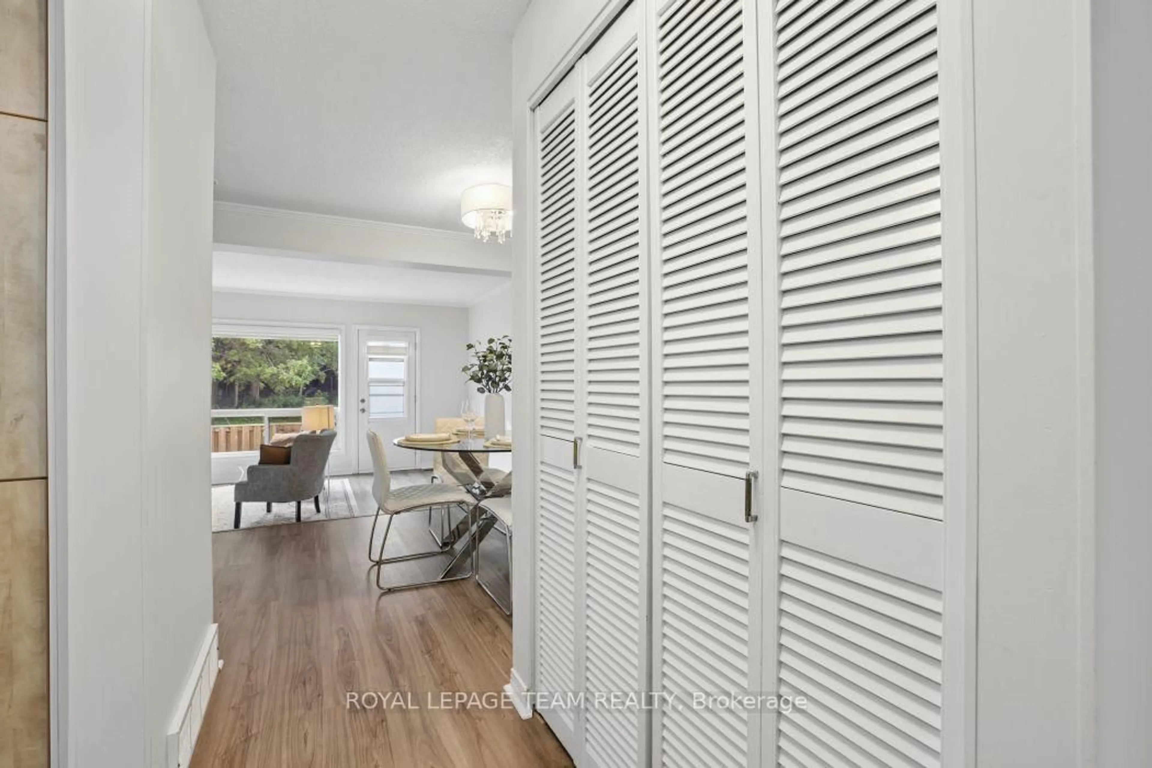 Indoor entryway for 6801 Bilberry Dr, Ottawa Ontario K1C 2E8