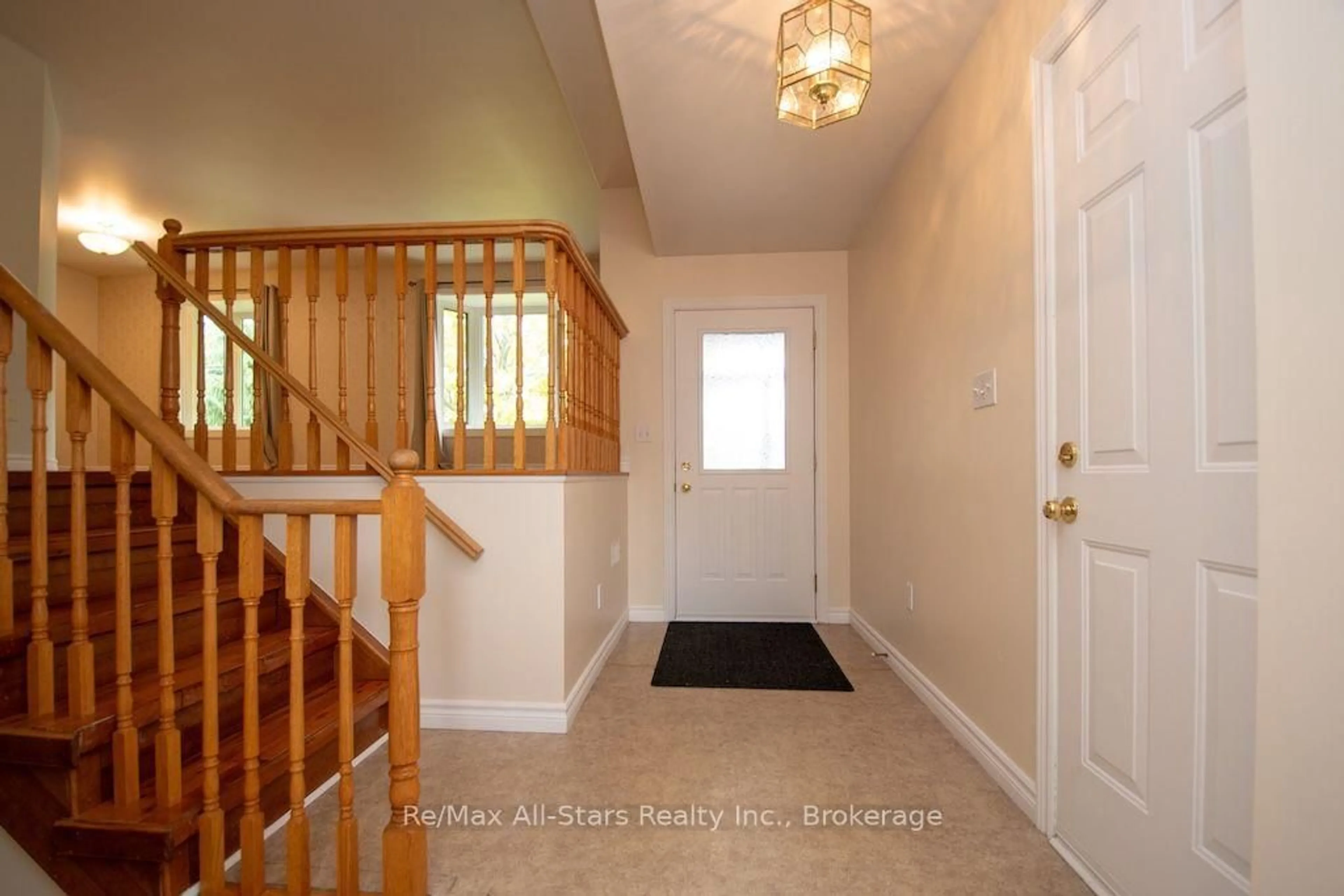Indoor entryway for 43 McGibbon Blvd, Kawartha Lakes Ontario K9V 6G4