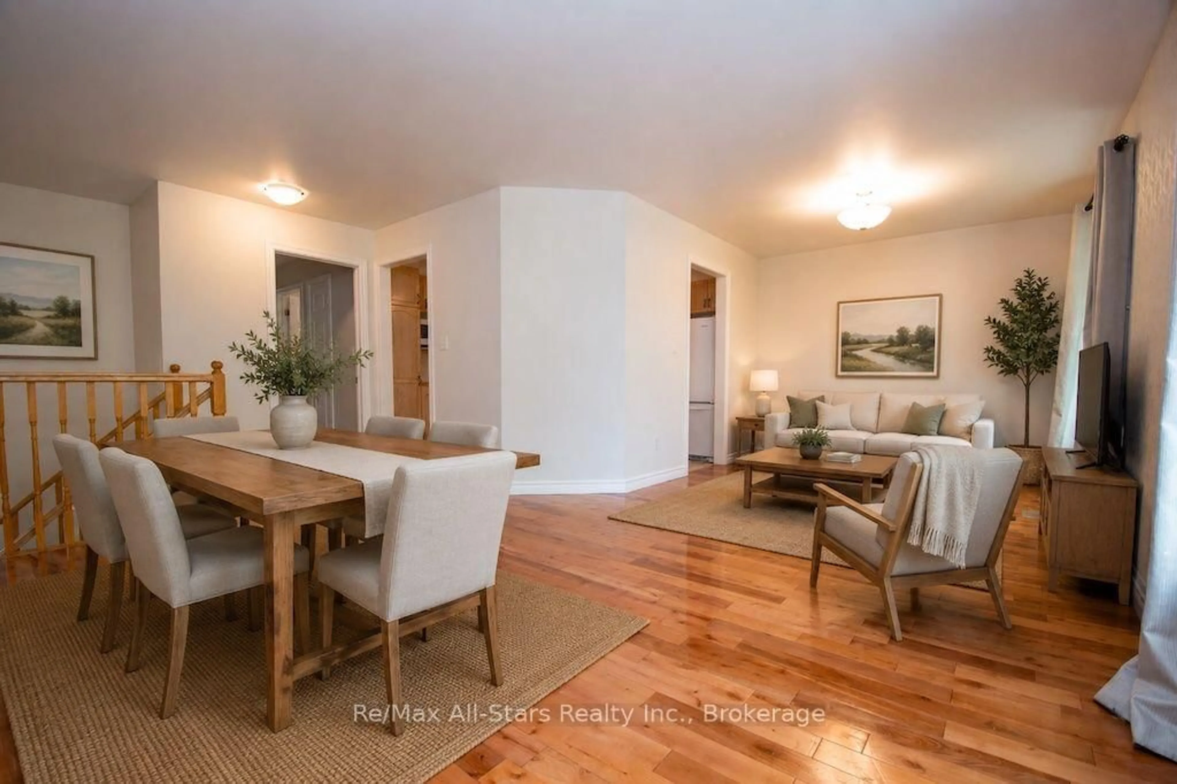Dining room, wood/laminate floor for 43 McGibbon Blvd, Kawartha Lakes Ontario K9V 6G4