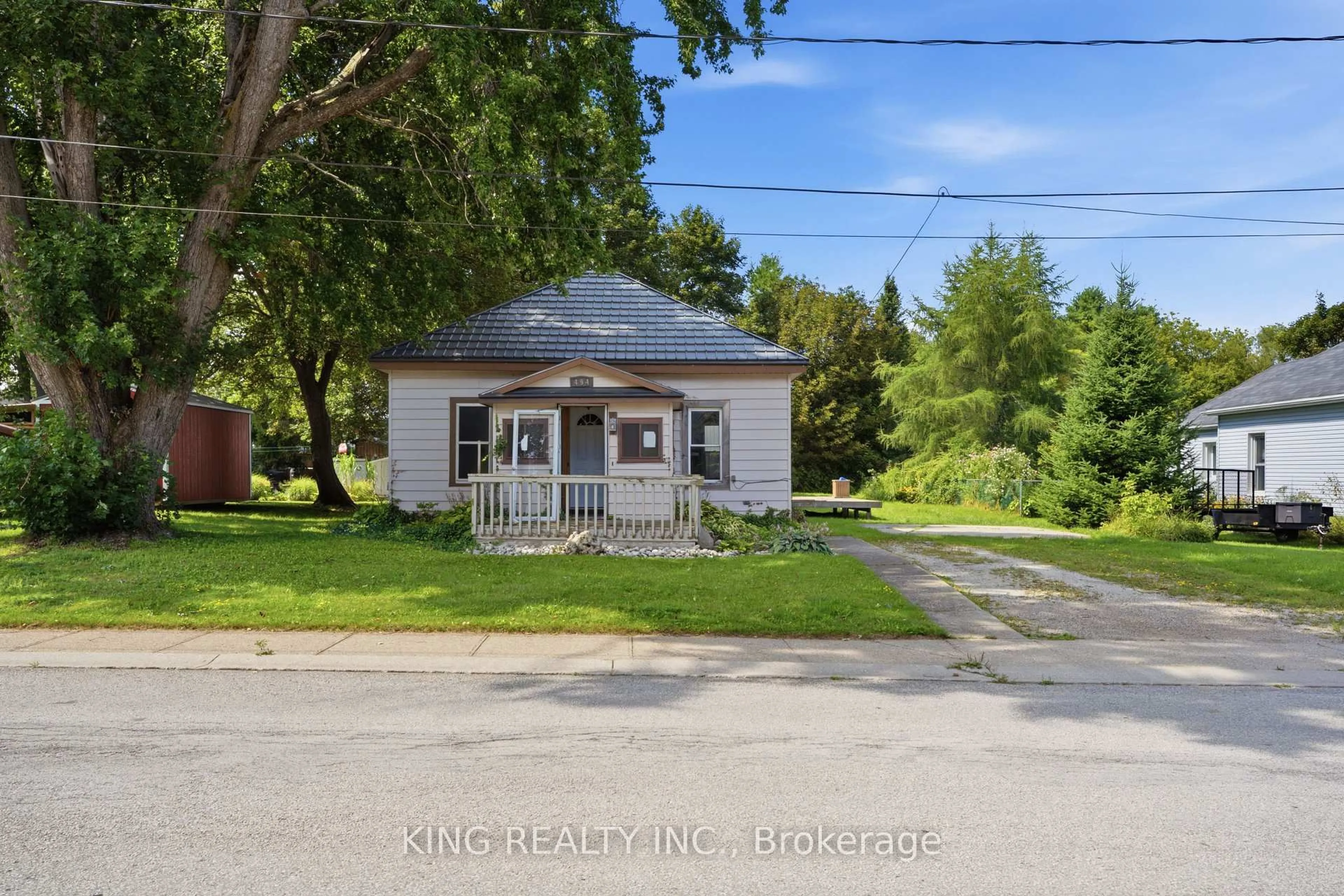A pic from outside/outdoor area/front of a property/back of a property/a pic from drone, street for 494 Isaac St, South Bruce Peninsula Ontario N0H 2T0