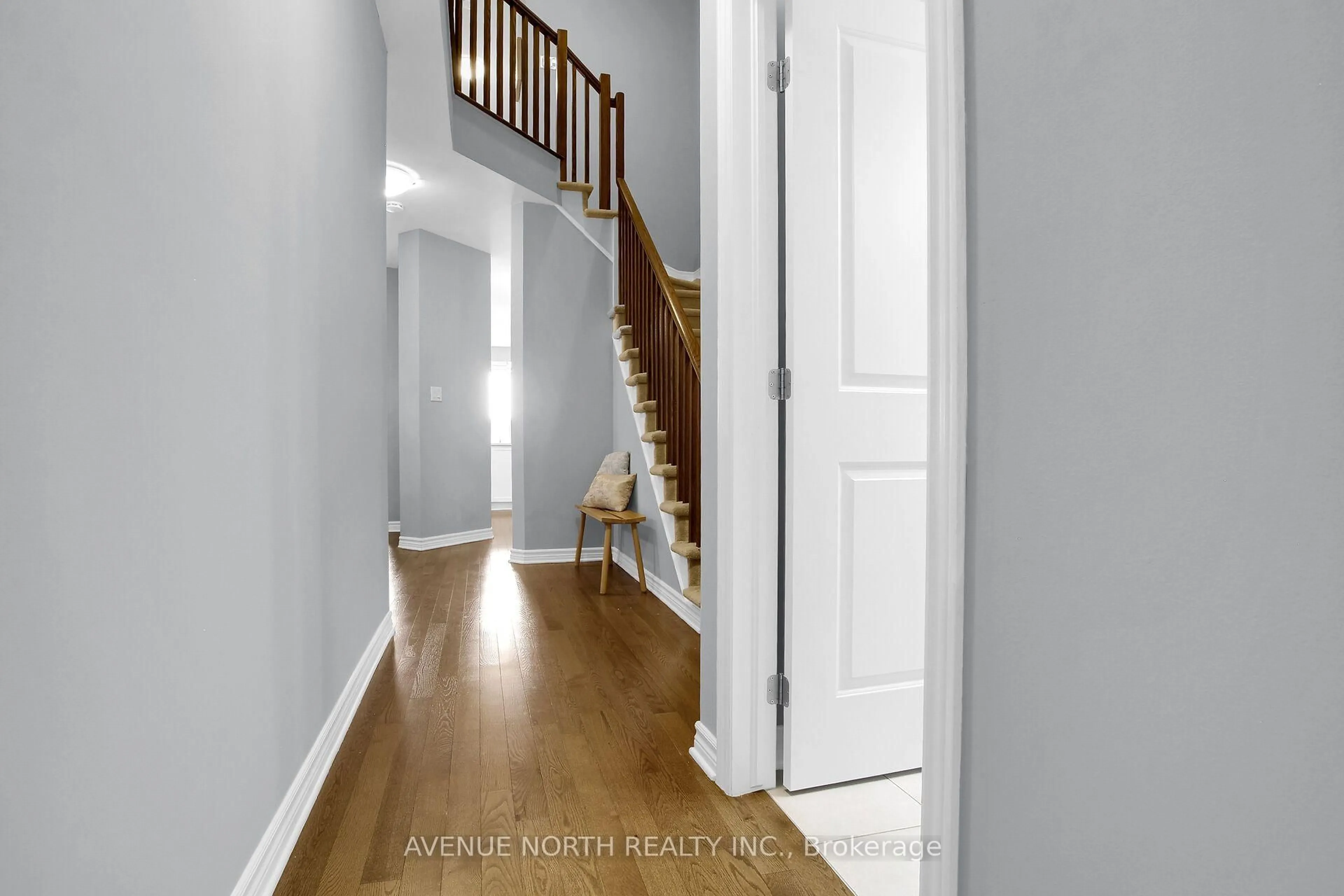 Indoor entryway for 303 Wood Acres Grve, Ottawa Ontario K1T 0M5