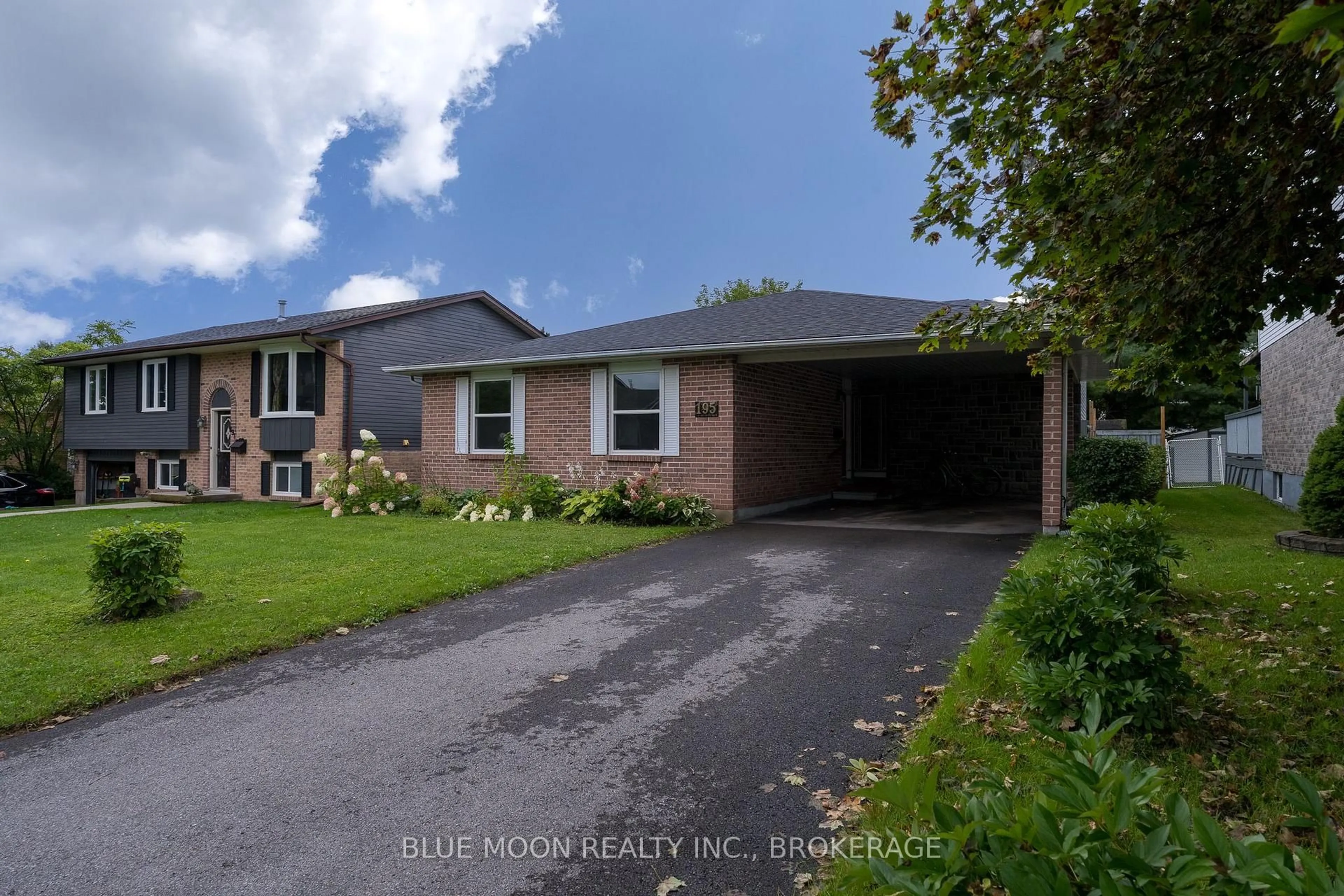A pic from outside/outdoor area/front of a property/back of a property/a pic from drone, street for 195 Splinter Crt, Kingston Ontario K7M 7Z3
