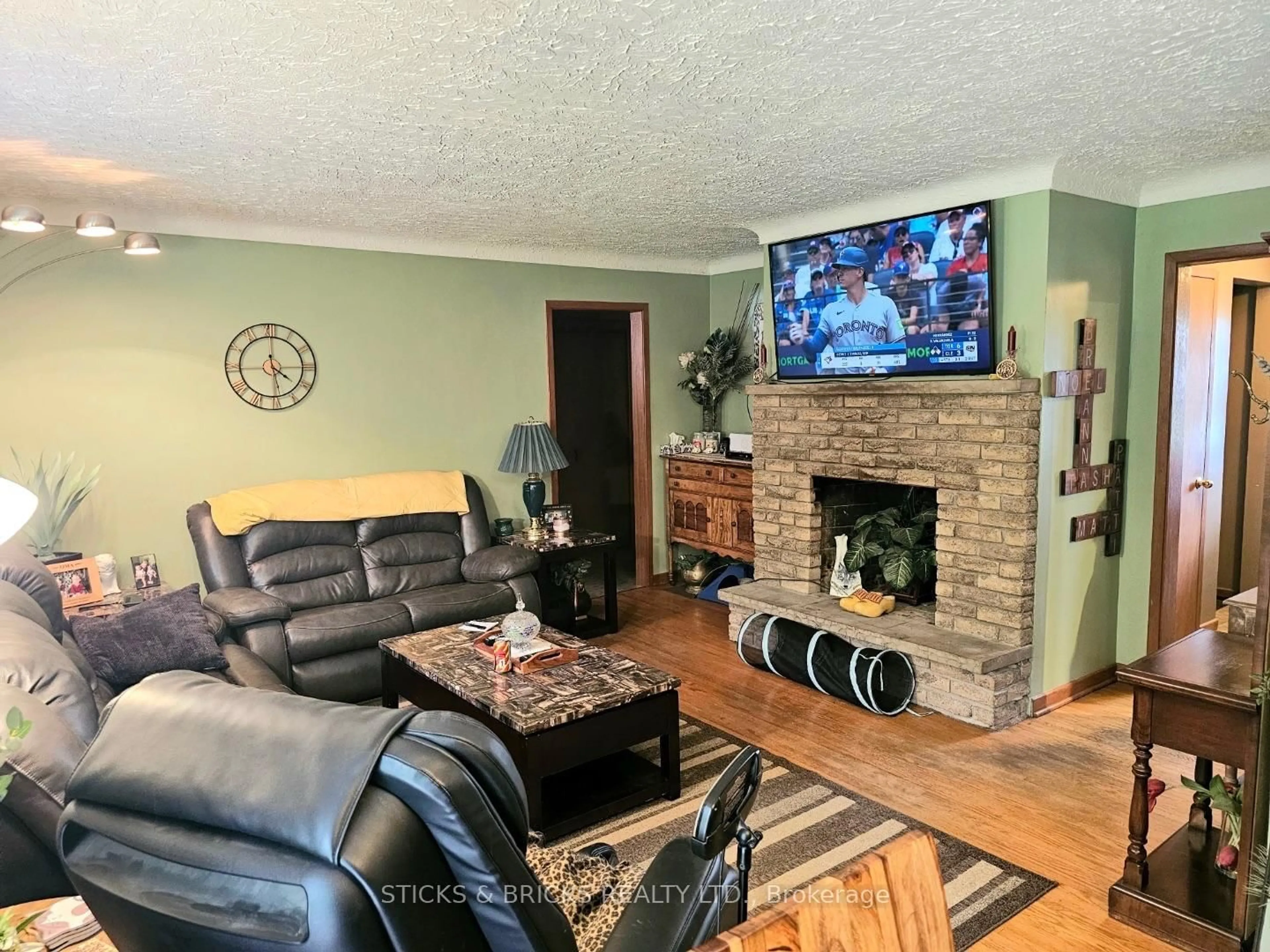 Living room with furniture, unknown for 9195 Carl Rd, Niagara Falls Ontario L3B 5N4