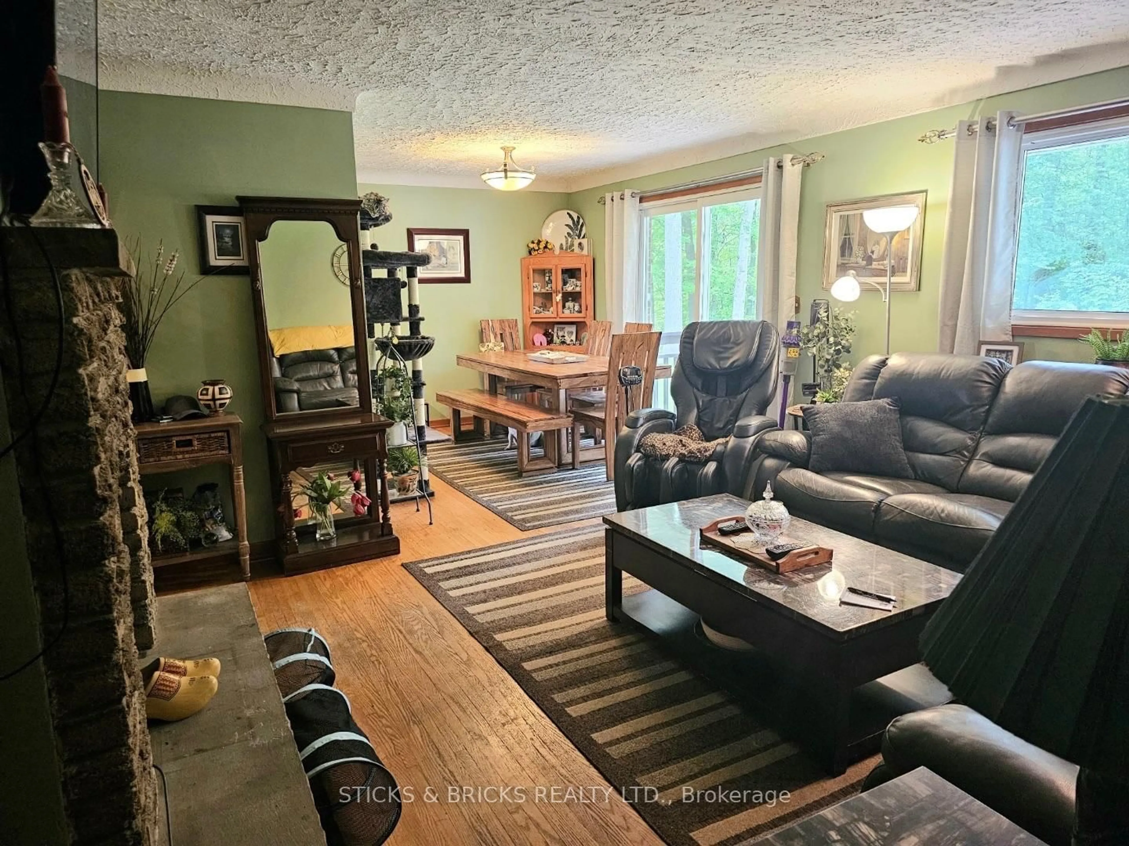 Living room with furniture, unknown for 9195 Carl Rd, Niagara Falls Ontario L3B 5N4