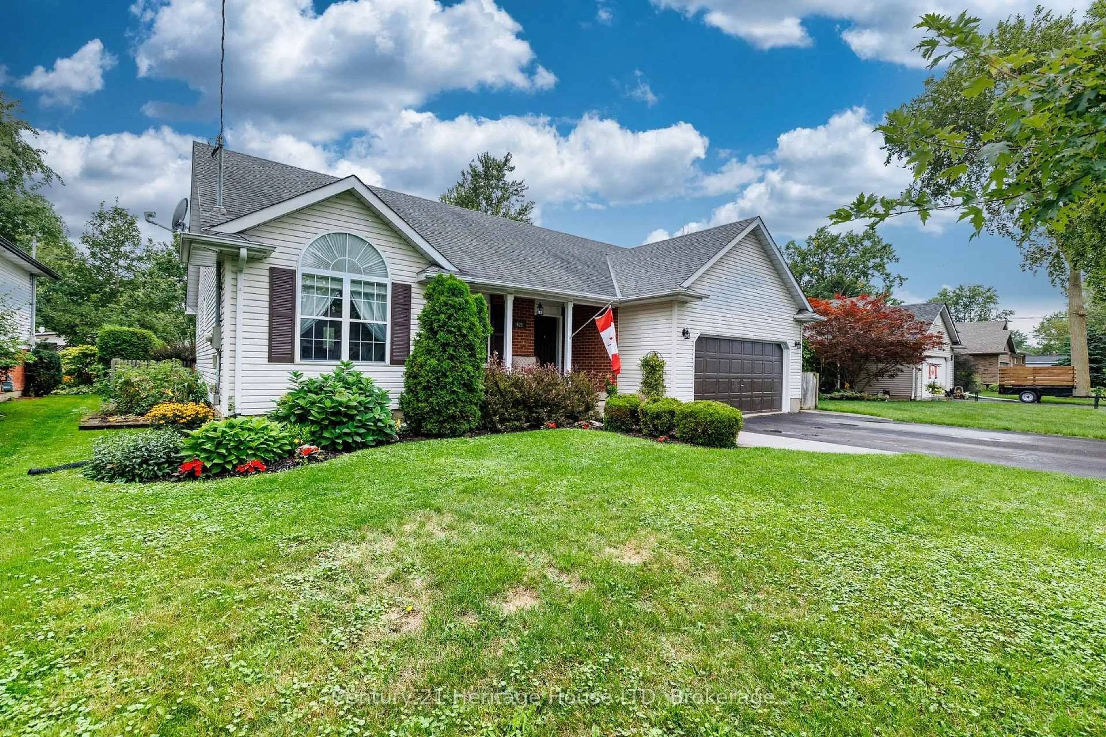 Home with vinyl exterior material, street for 621 Parkdale Ave, Fort Erie Ontario L2A 5B3