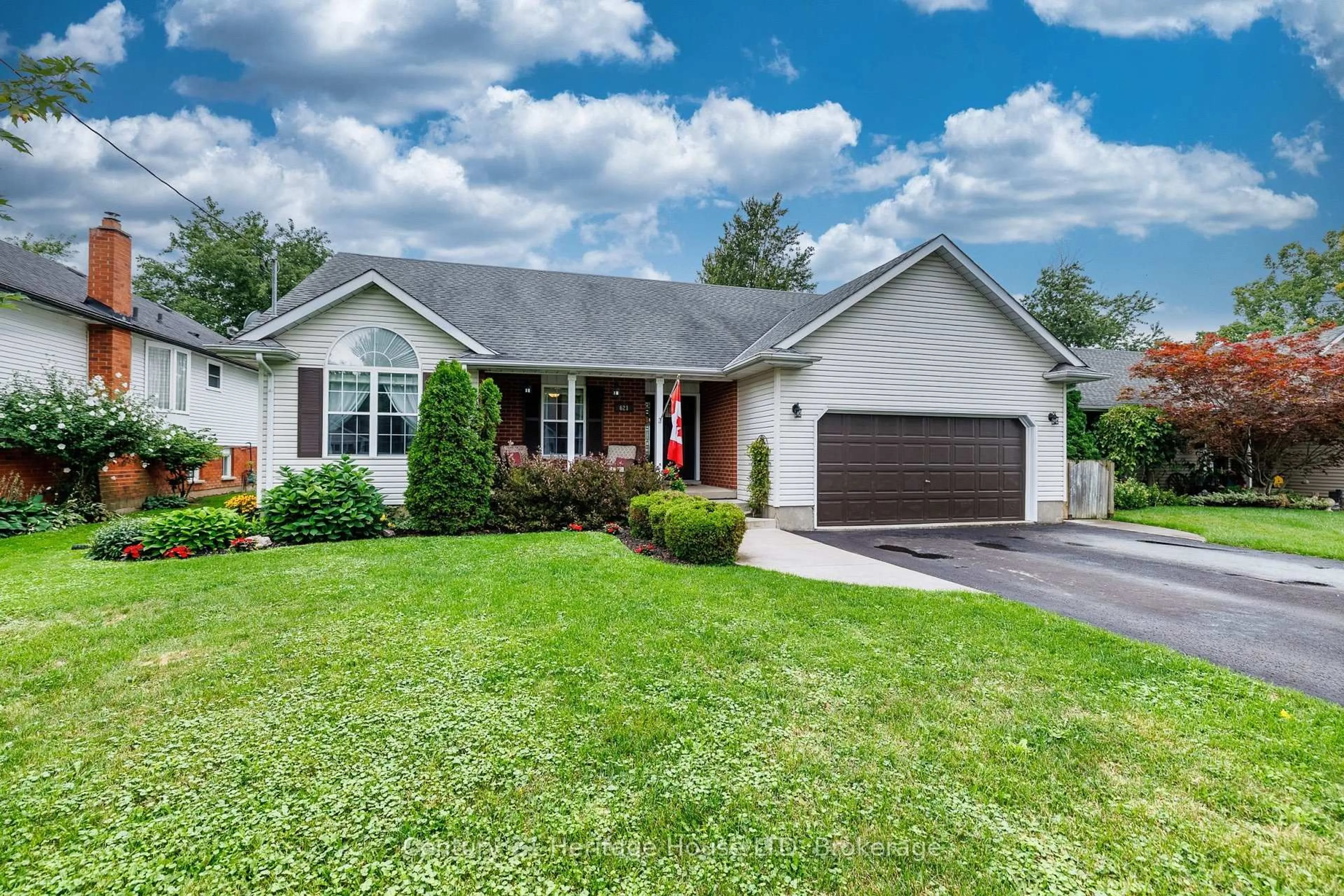 Home with vinyl exterior material, street for 621 Parkdale Ave, Fort Erie Ontario L2A 5B3