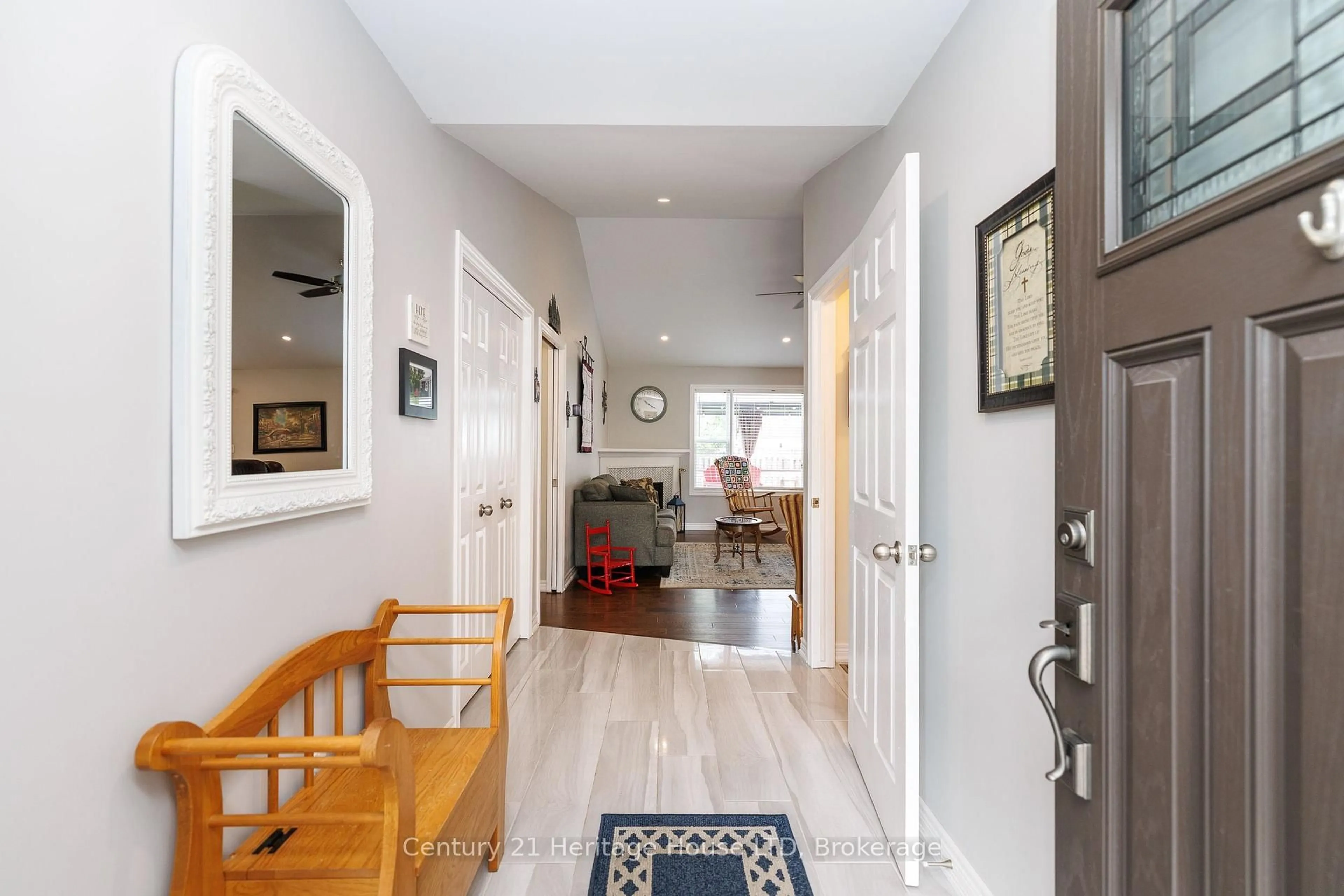 Indoor entryway for 621 Parkdale Ave, Fort Erie Ontario L2A 5B3