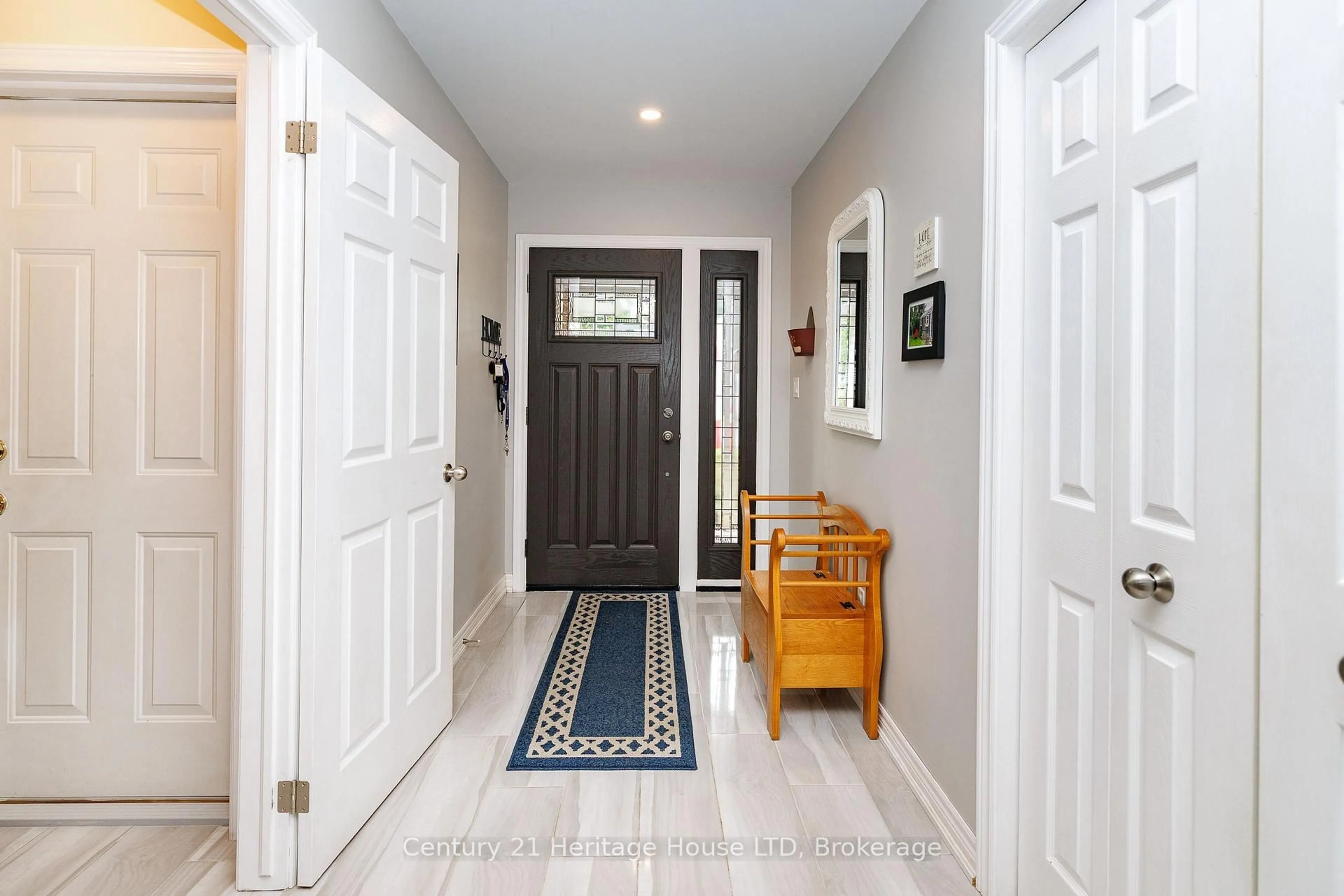 Indoor entryway for 621 Parkdale Ave, Fort Erie Ontario L2A 5B3