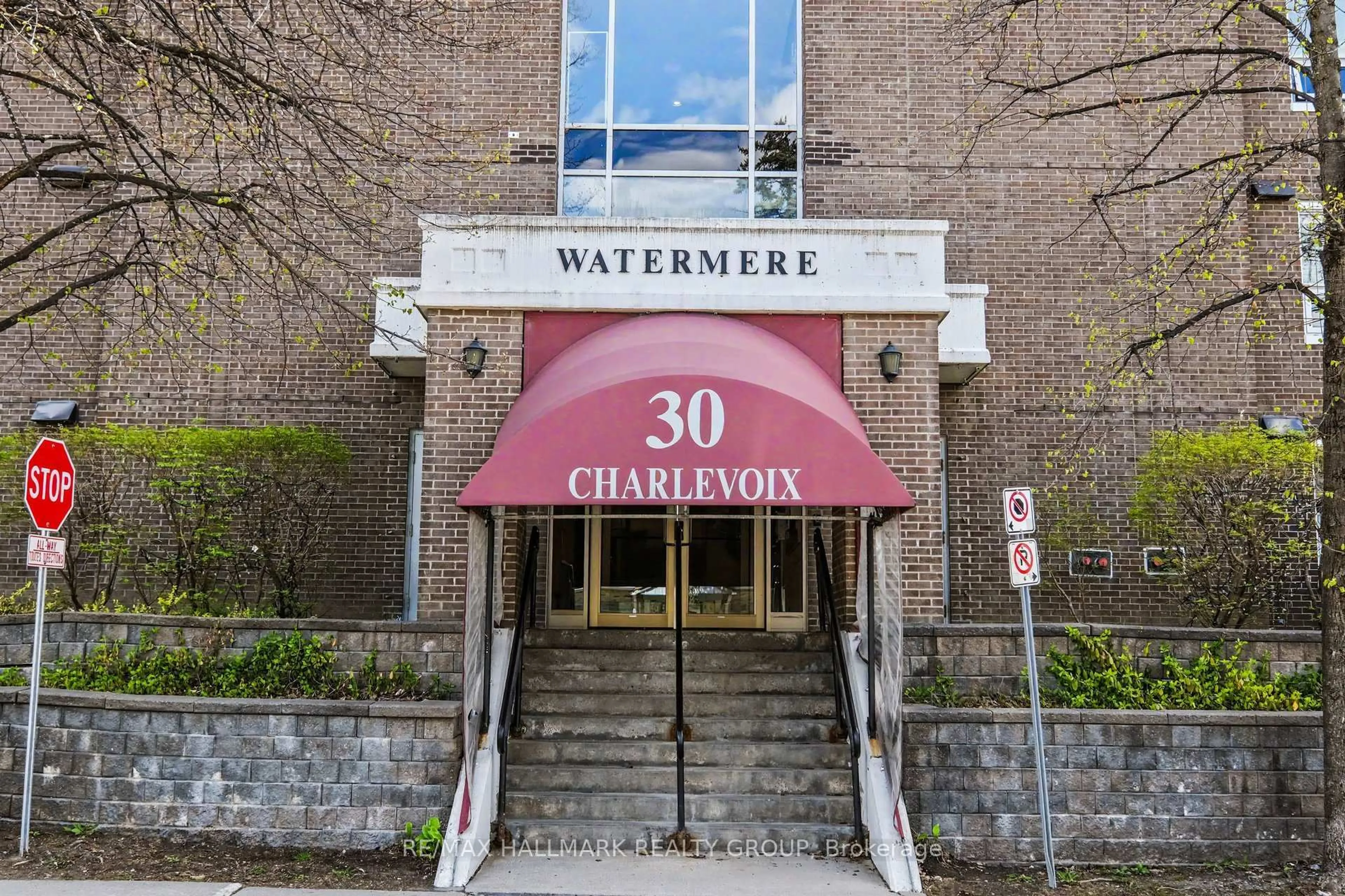 Indoor foyer for 30 Charlevoix St #103, Ottawa Ontario K1L 8K5