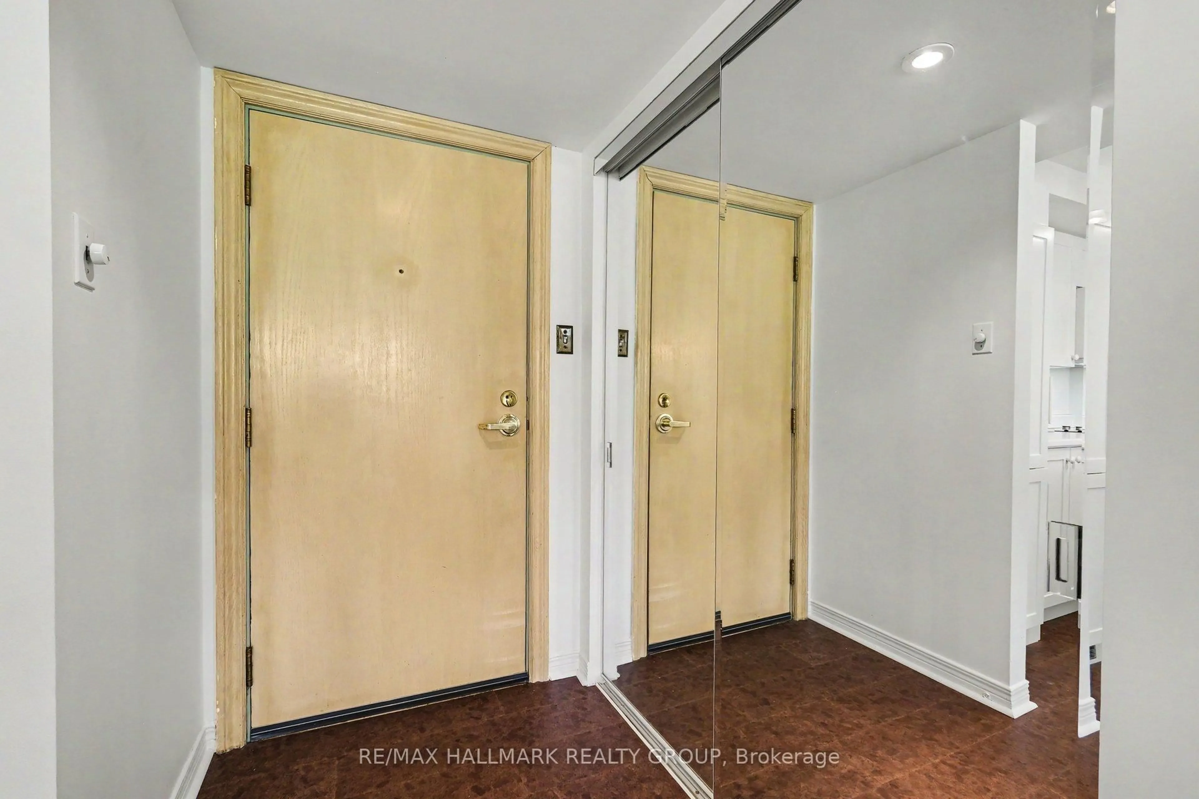 Indoor entryway for 30 Charlevoix St #103, Ottawa Ontario K1L 8K5