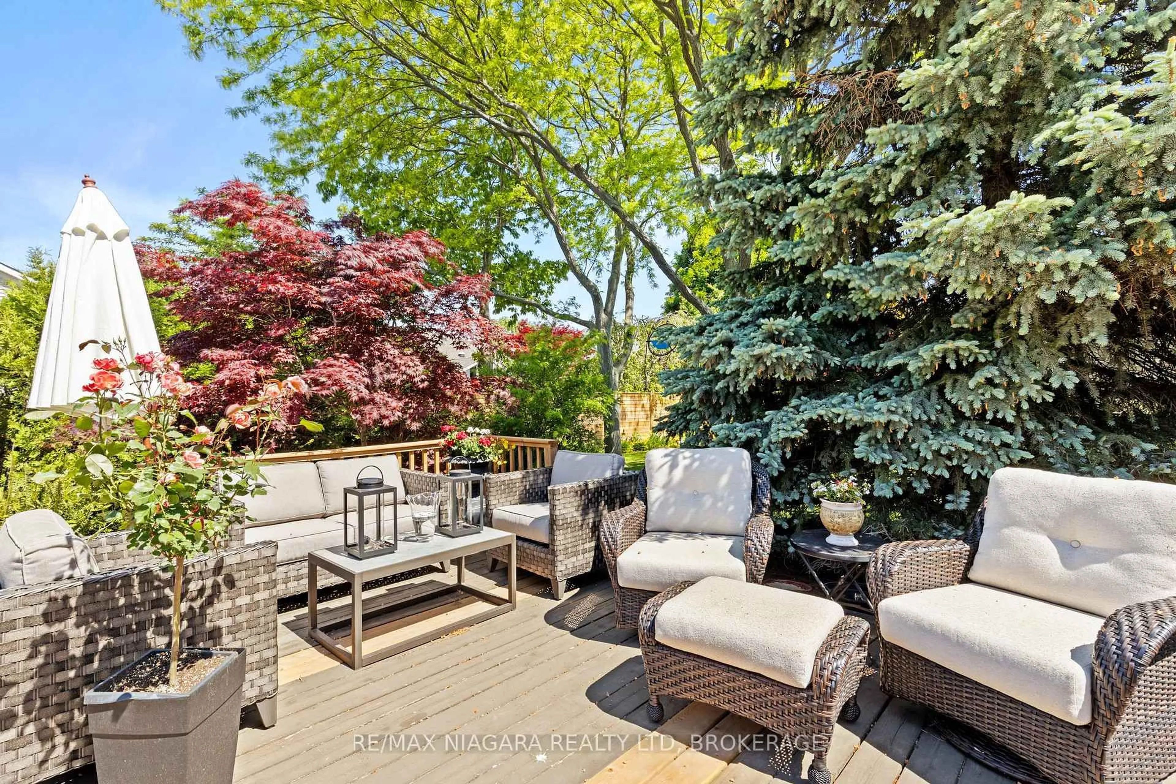 Patio, street for 611 Victoria St, Niagara-on-the-Lake Ontario L0S 1J0
