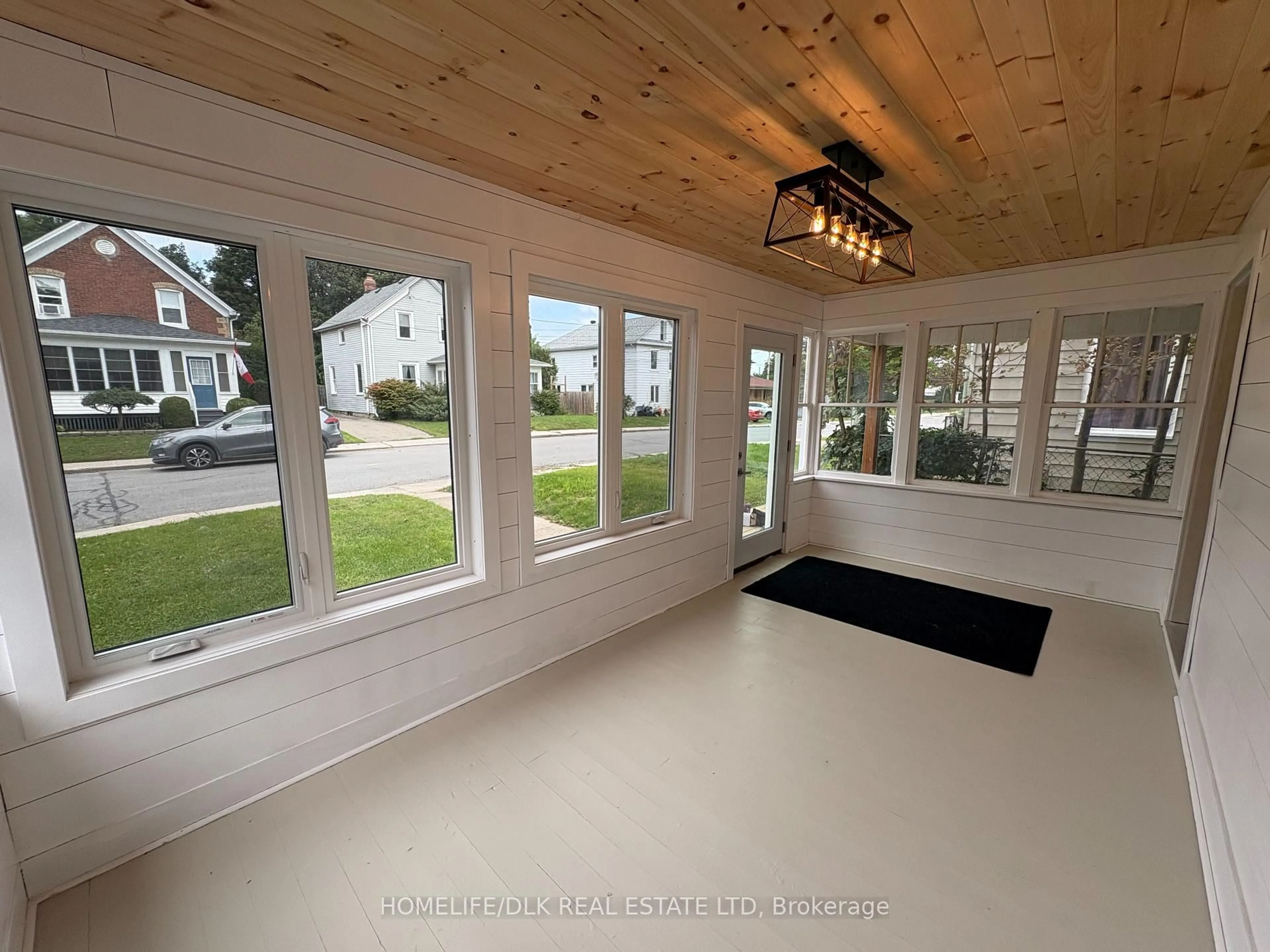 Indoor entryway for 23 Strathcona St, Smiths Falls Ontario K7A 1V8