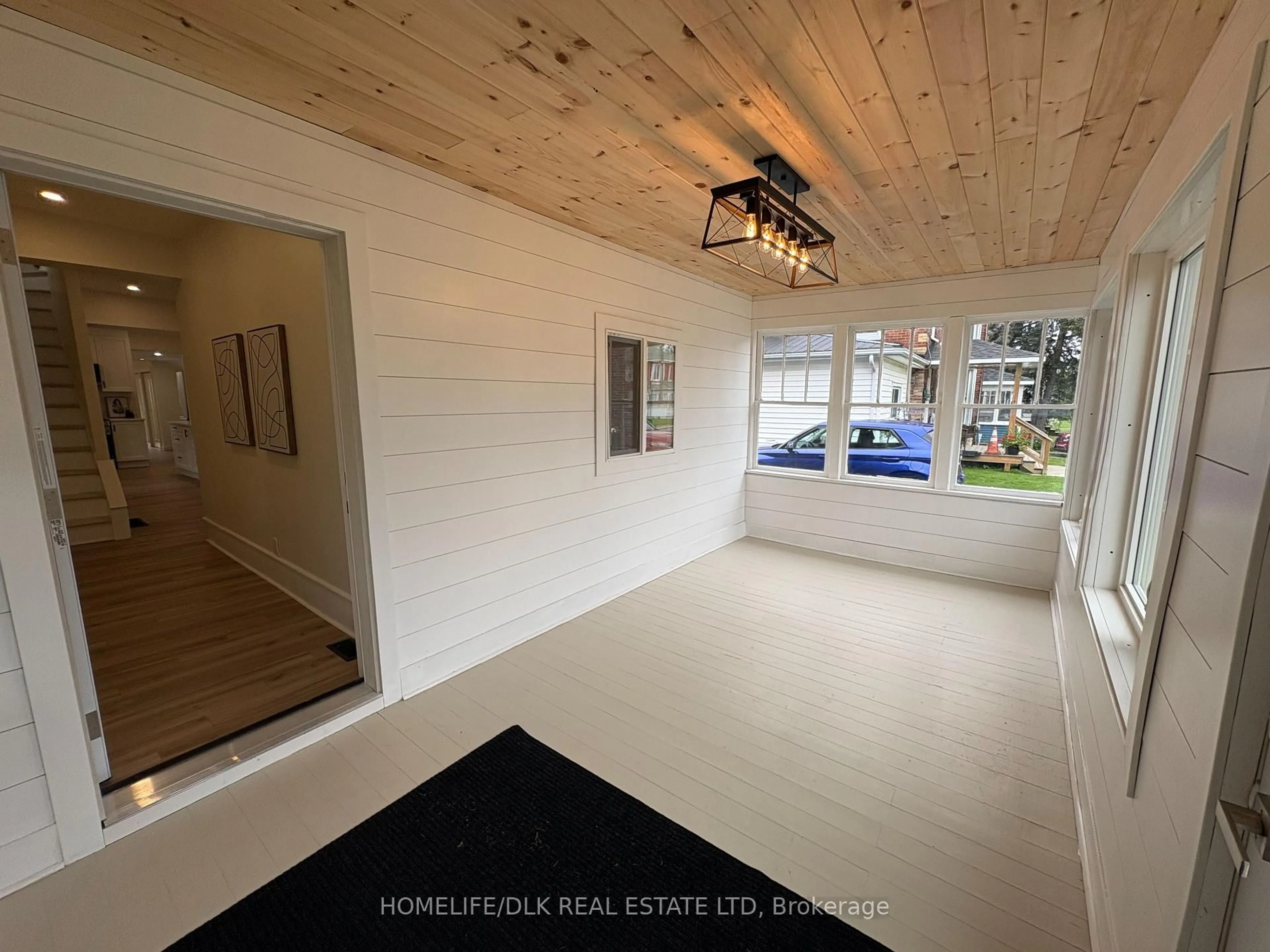 Indoor foyer for 23 Strathcona St, Smiths Falls Ontario K7A 1V8