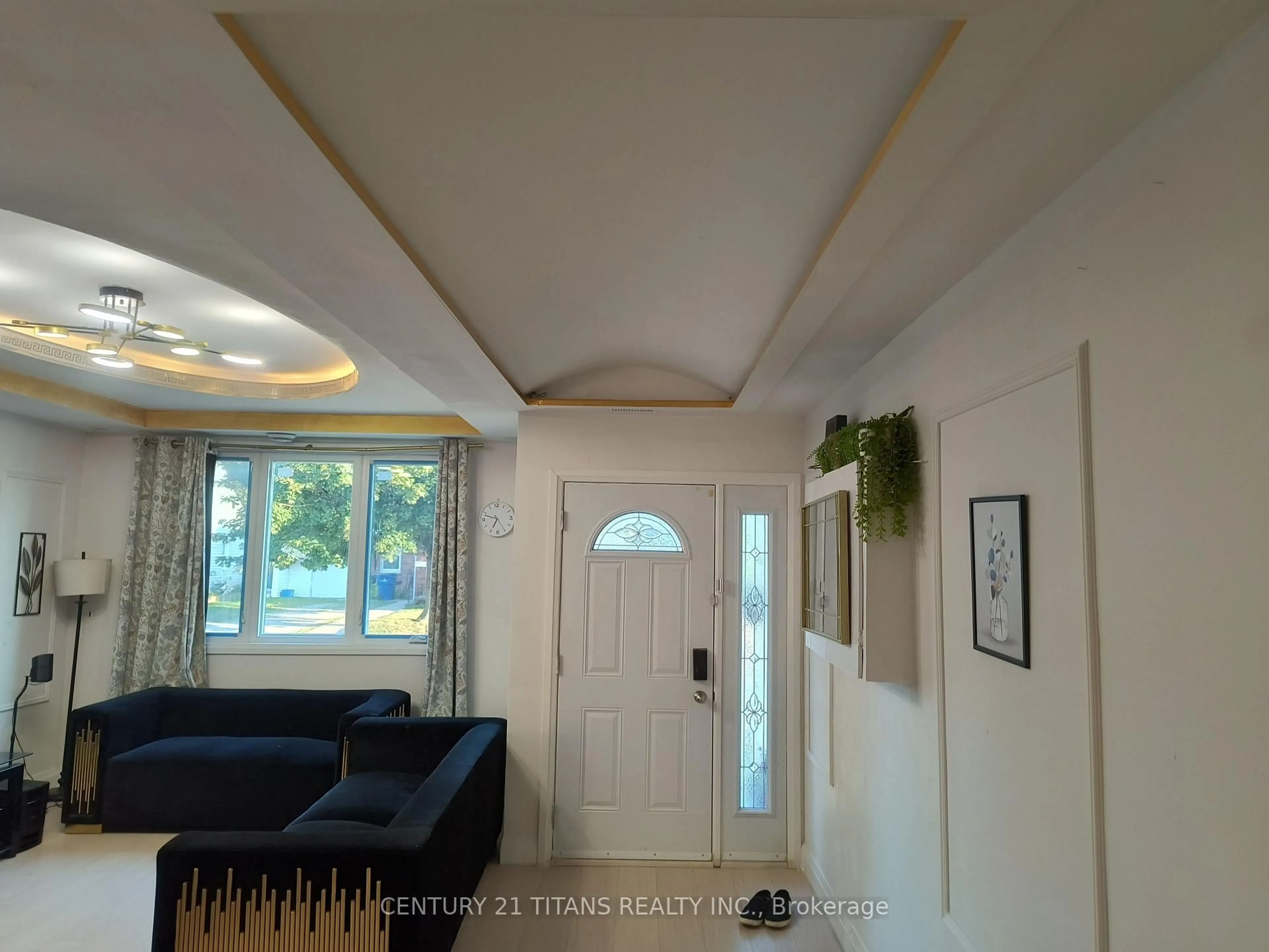 Indoor entryway for 127 Wellington St, Chatham-Kent Ontario N7M 3P2
