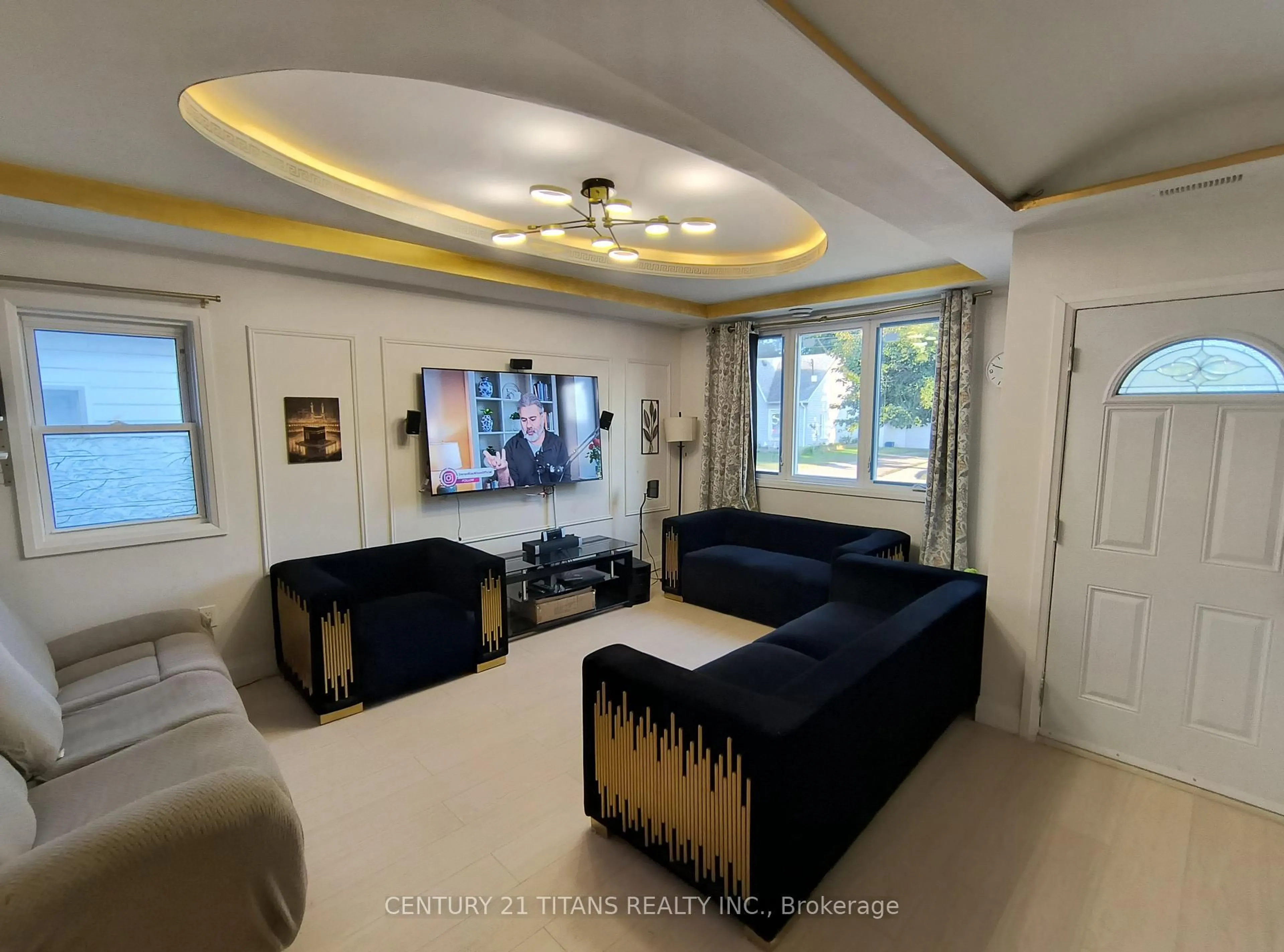 Living room with furniture, unknown for 127 Wellington St, Chatham-Kent Ontario N7M 3P2