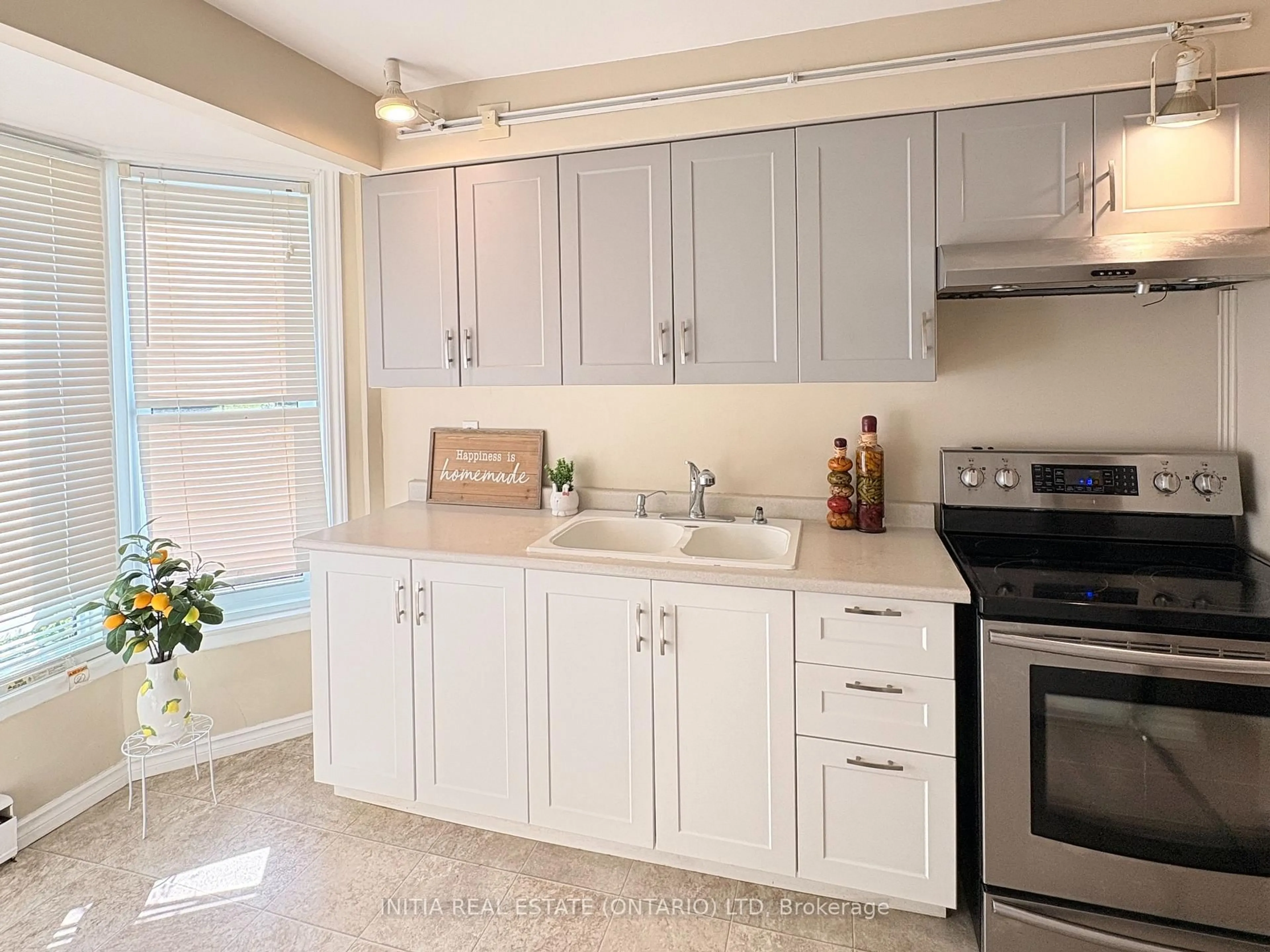 Standard kitchen, ceramic/tile floor for 47 Arbour Glen Cres, London East Ontario N5Y 1Z9