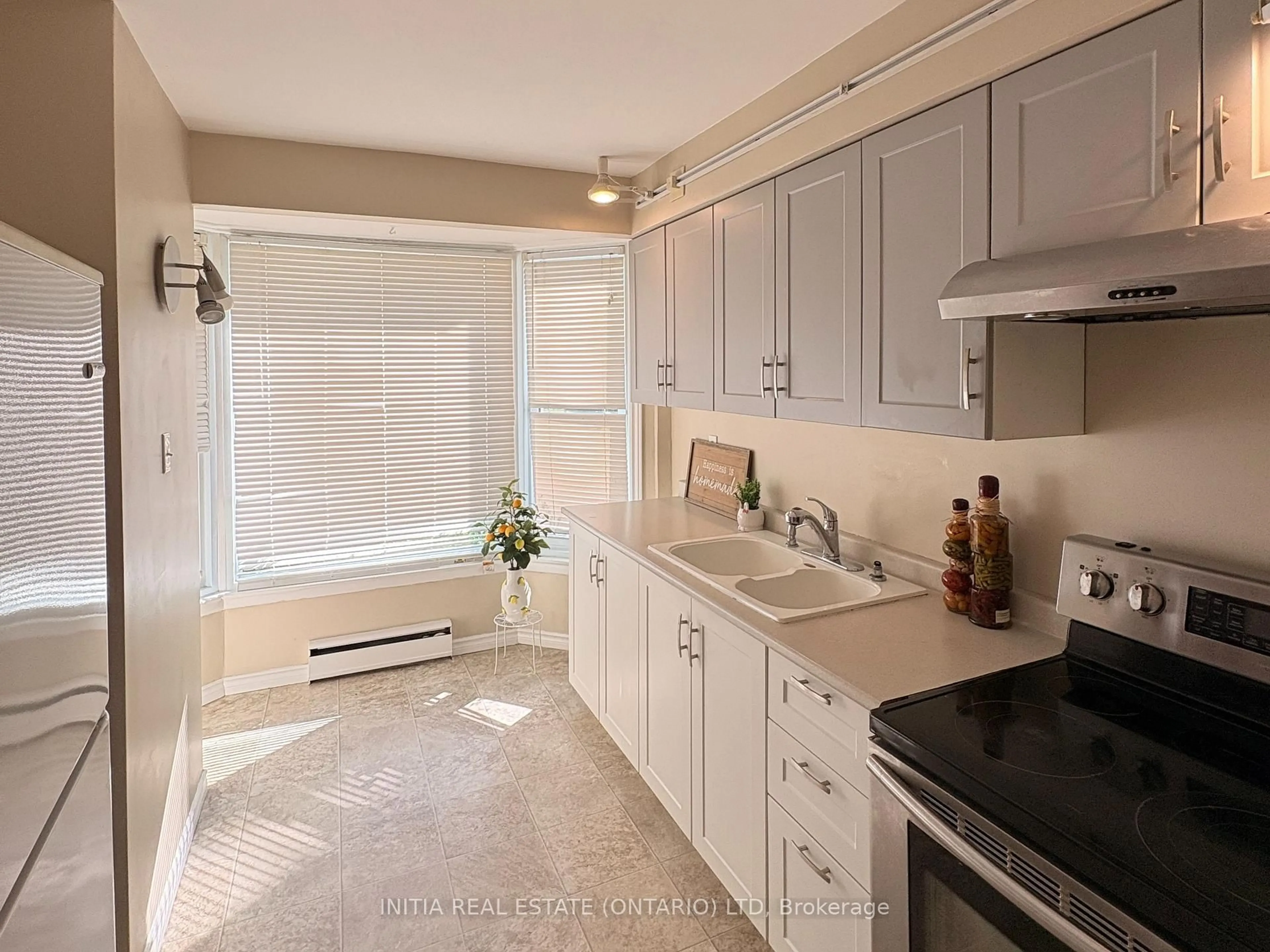 Standard kitchen, ceramic/tile floor for 47 Arbour Glen Cres, London East Ontario N5Y 1Z9