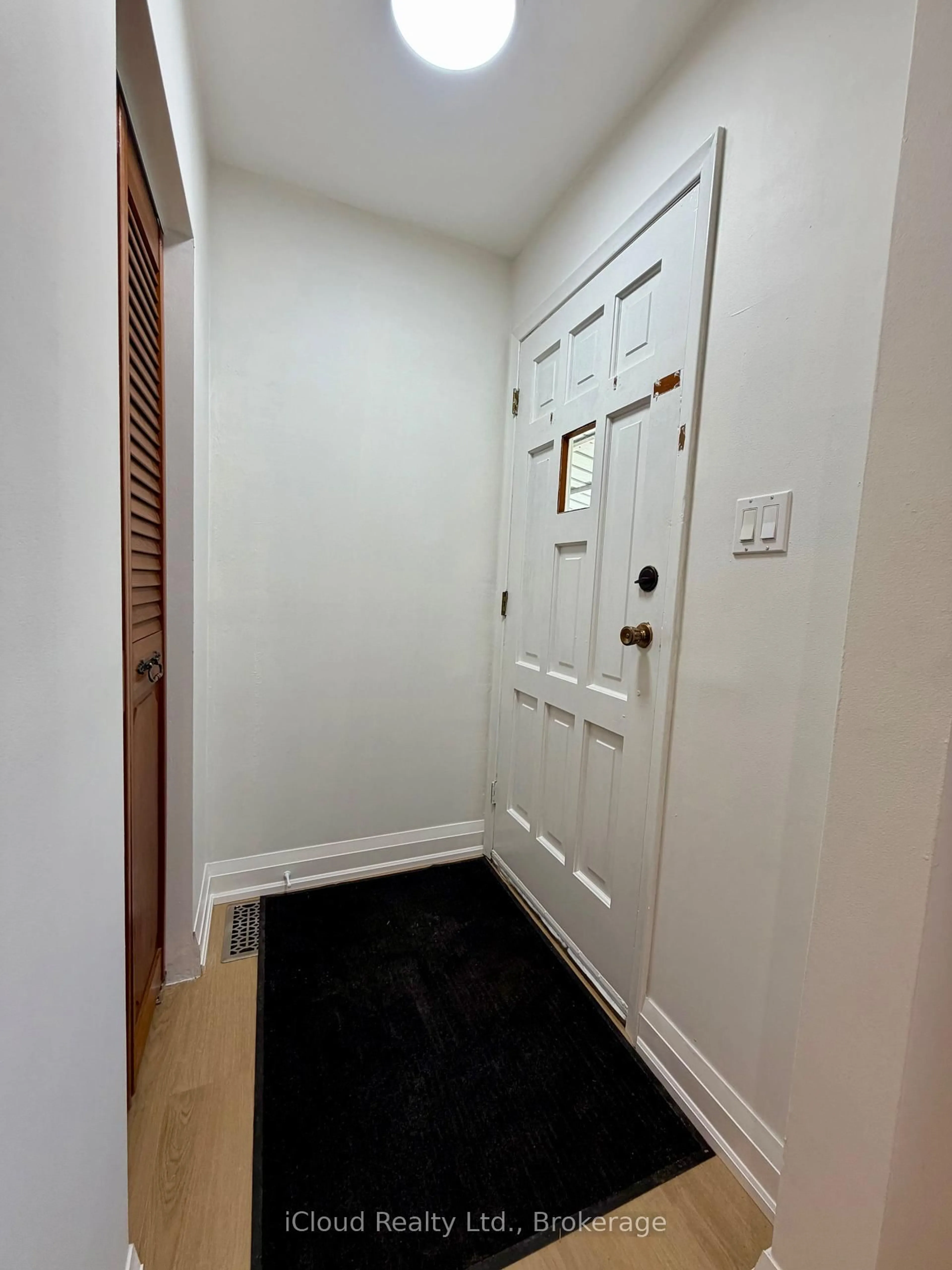 Indoor entryway for 119 Dixon St, Kitchener Ontario N2G 3E8