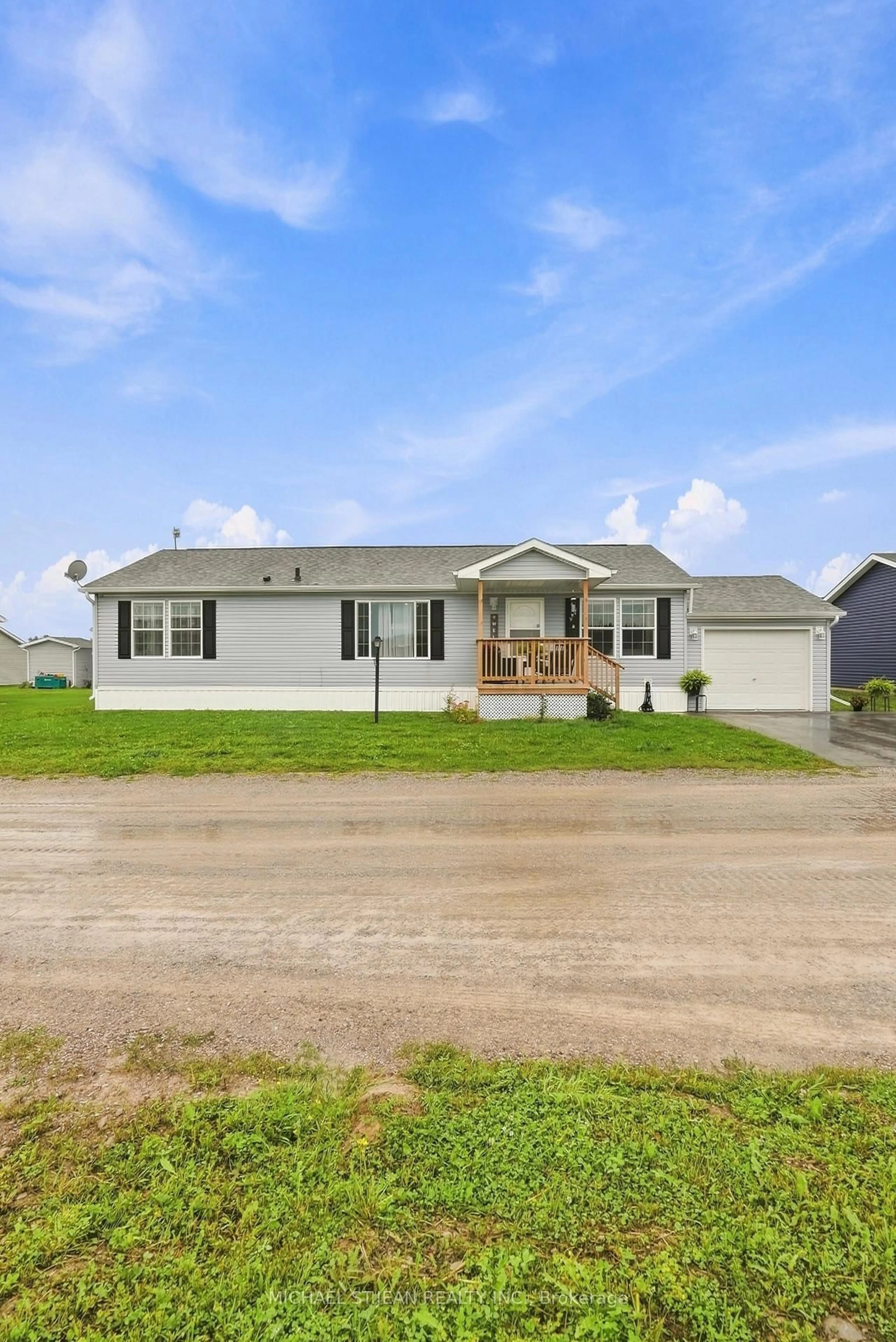 Home with vinyl exterior material, unknown for 27 Hickory Hllw, Haldimand Ontario N0A 1P0
