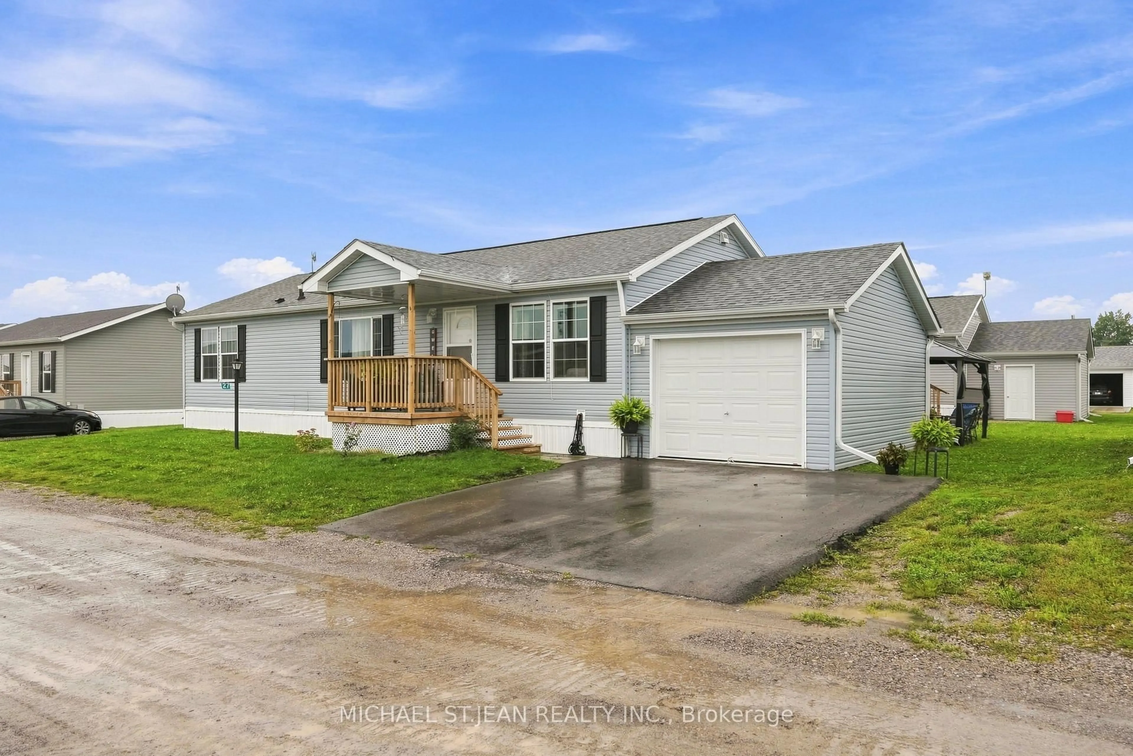 Home with vinyl exterior material, street for 27 Hickory Hllw, Haldimand Ontario N0A 1P0