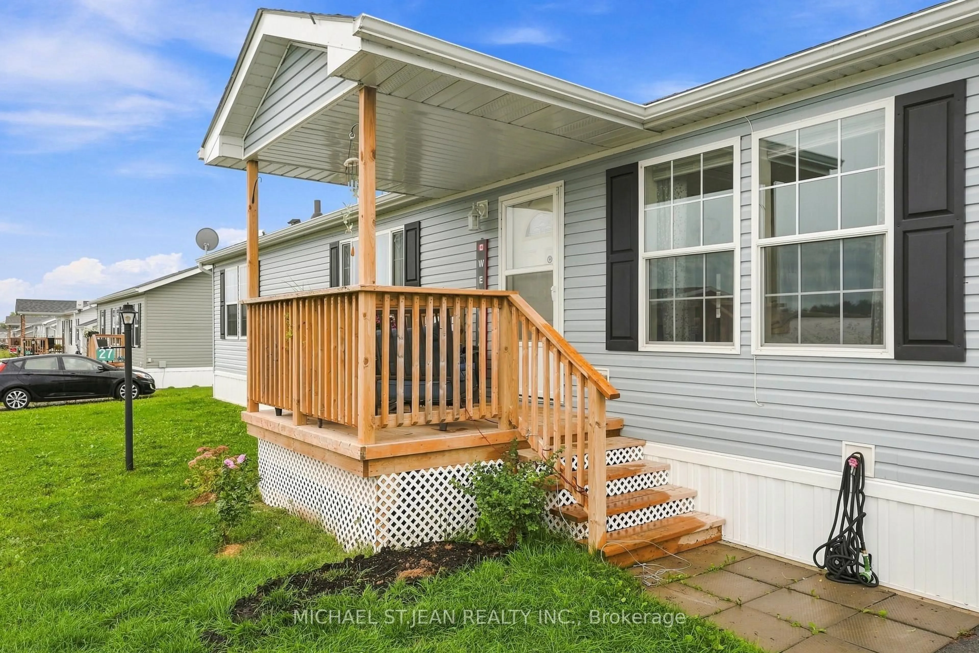 Home with vinyl exterior material, street for 27 Hickory Hllw, Haldimand Ontario N0A 1P0