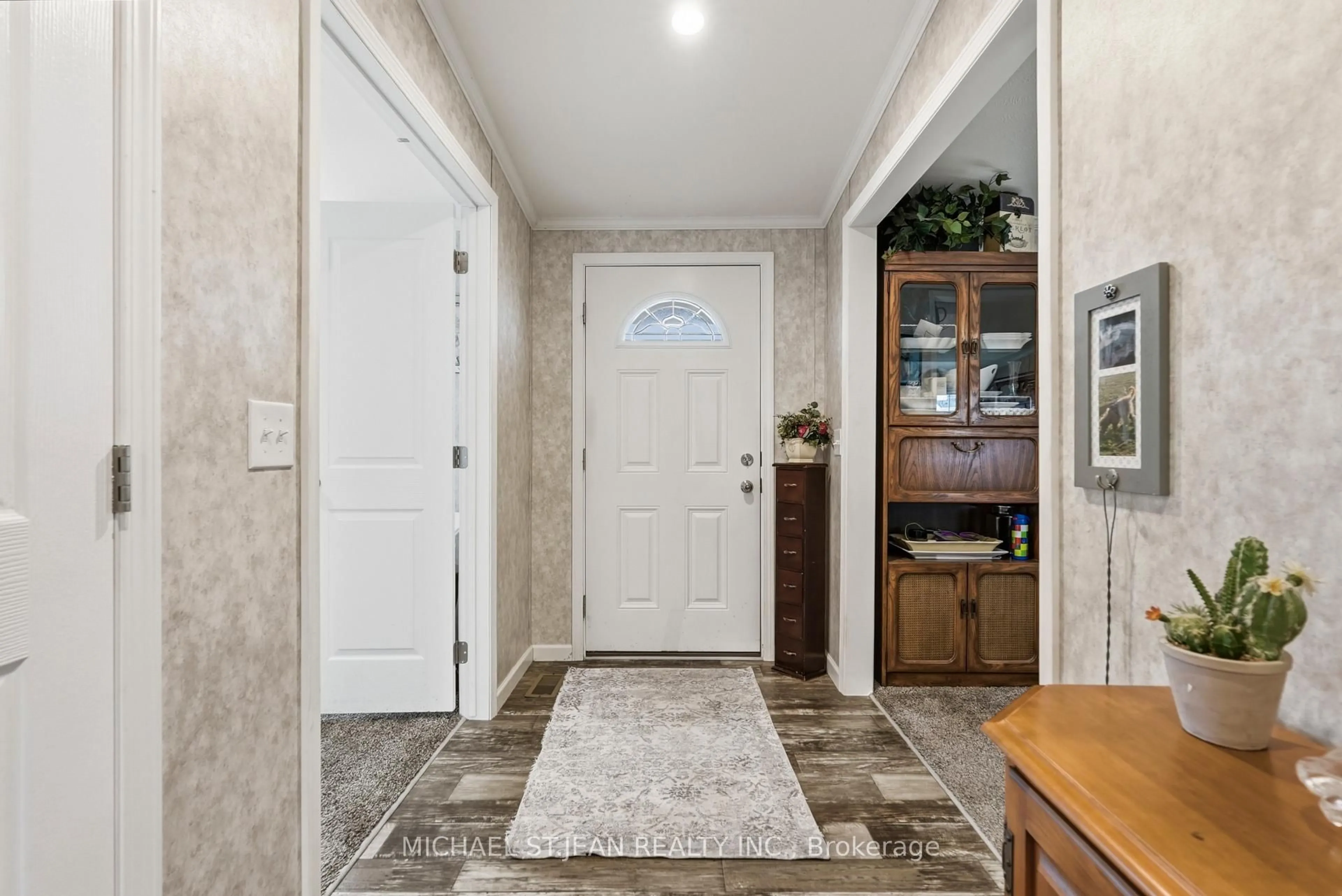 Indoor entryway for 27 Hickory Hllw, Haldimand Ontario N0A 1P0