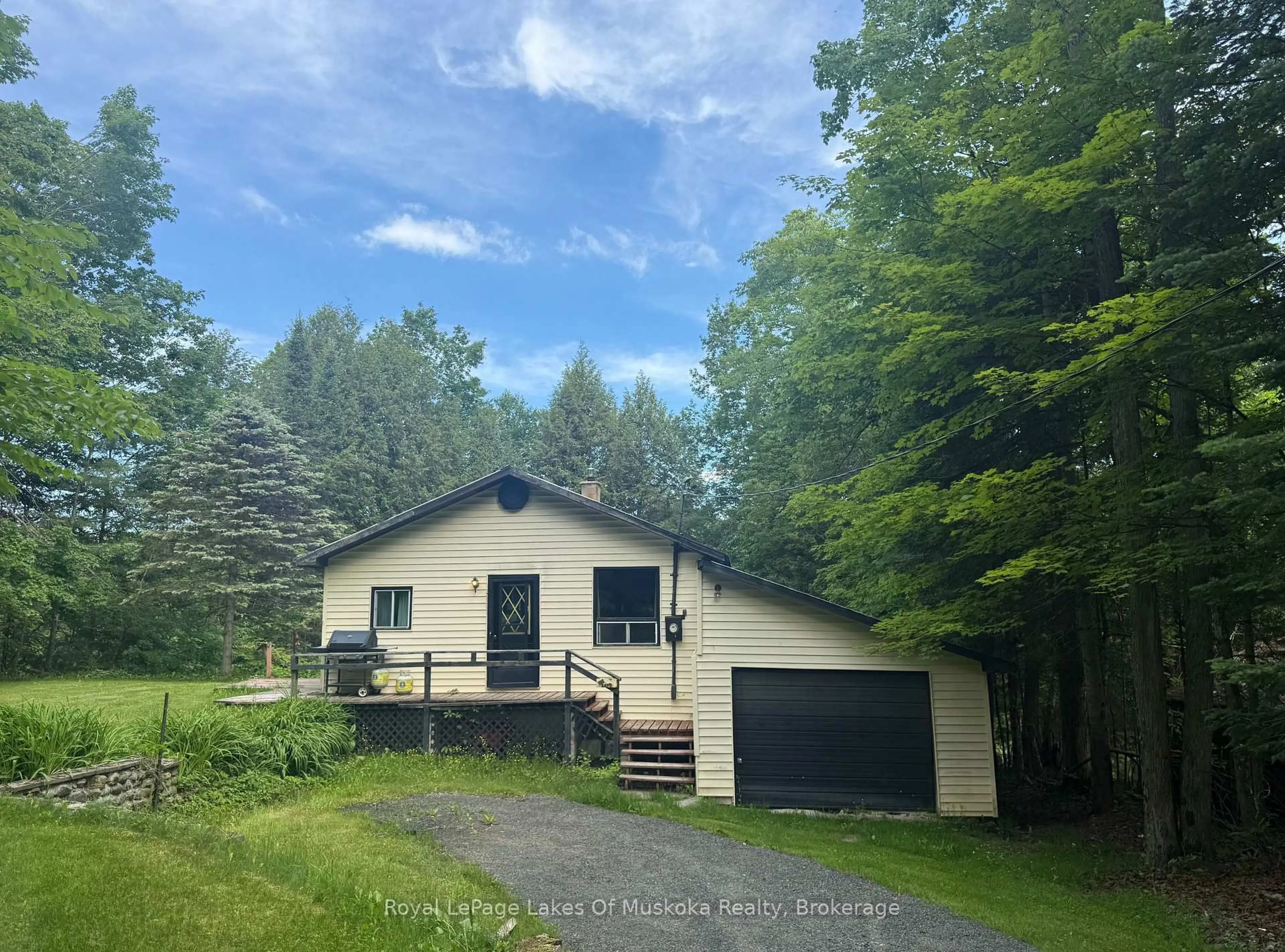 A pic from outside/outdoor area/front of a property/back of a property/a pic from drone, unknown for 1046 River Haven Rd, Bracebridge Ontario P1L 1X1