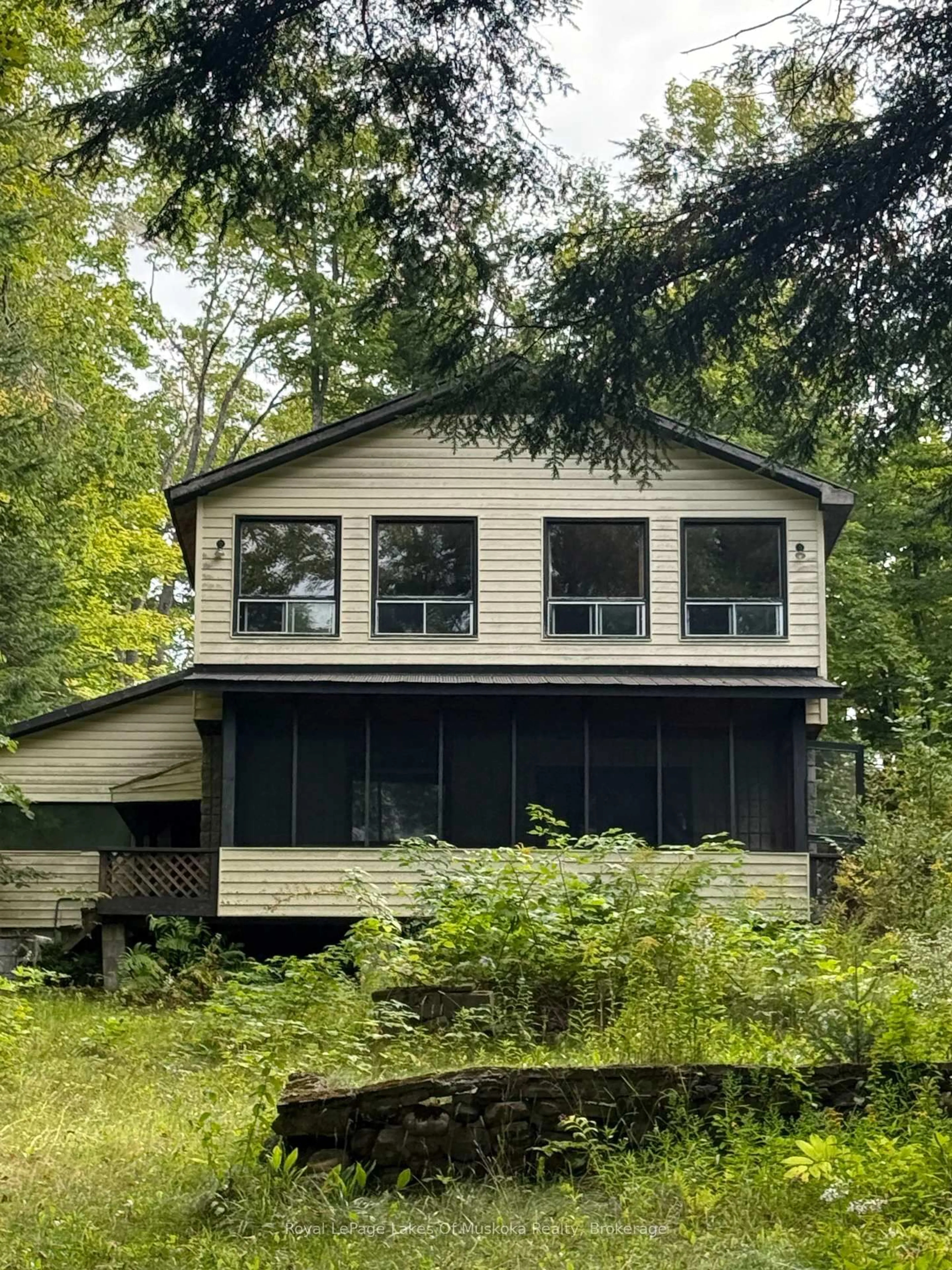 Home with vinyl exterior material, building for 1046 River Haven Rd, Bracebridge Ontario P1L 1X1