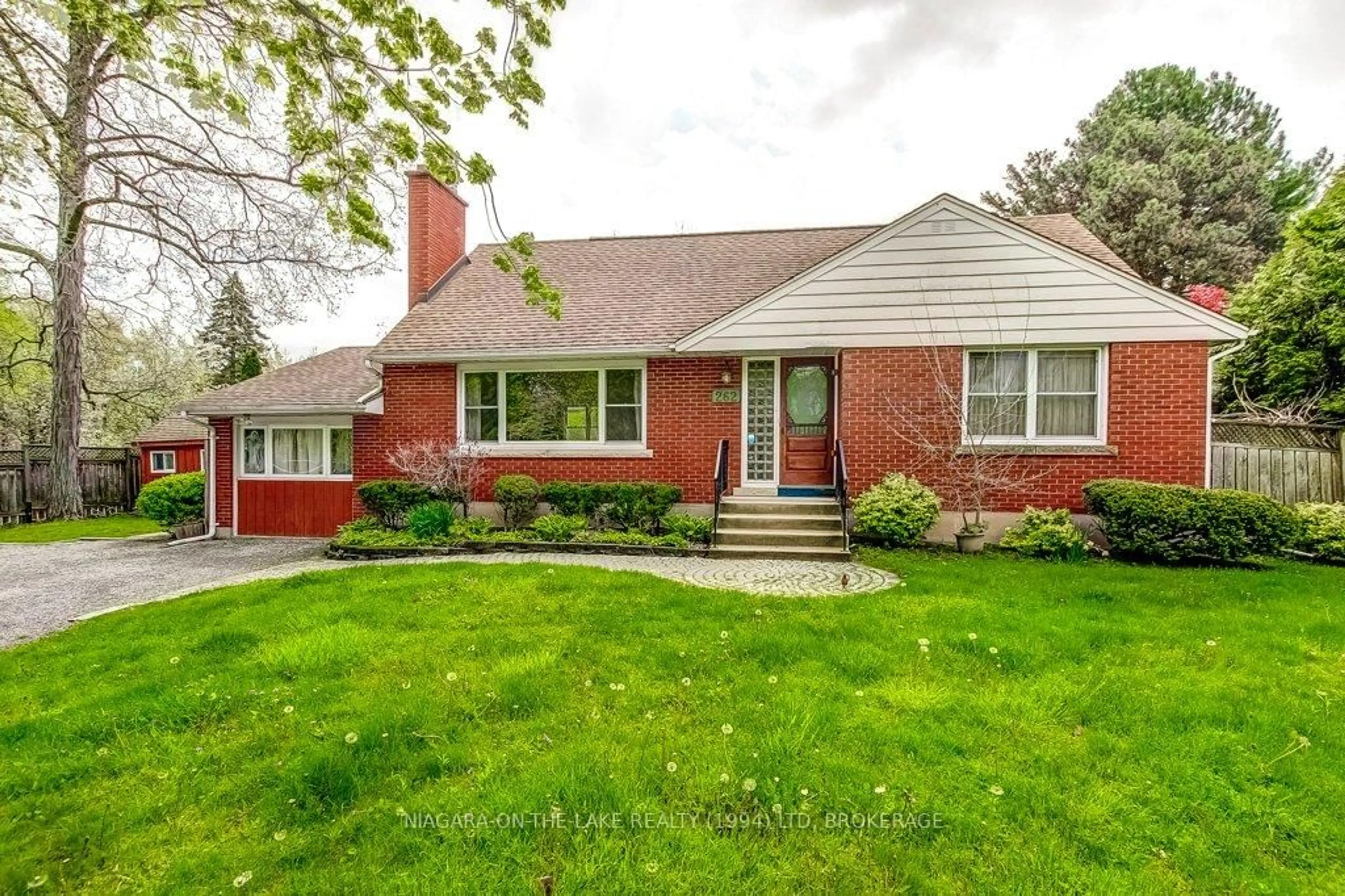 Home with brick exterior material, street for 262 Simcoe St, Niagara-on-the-Lake Ontario L0S 1J0