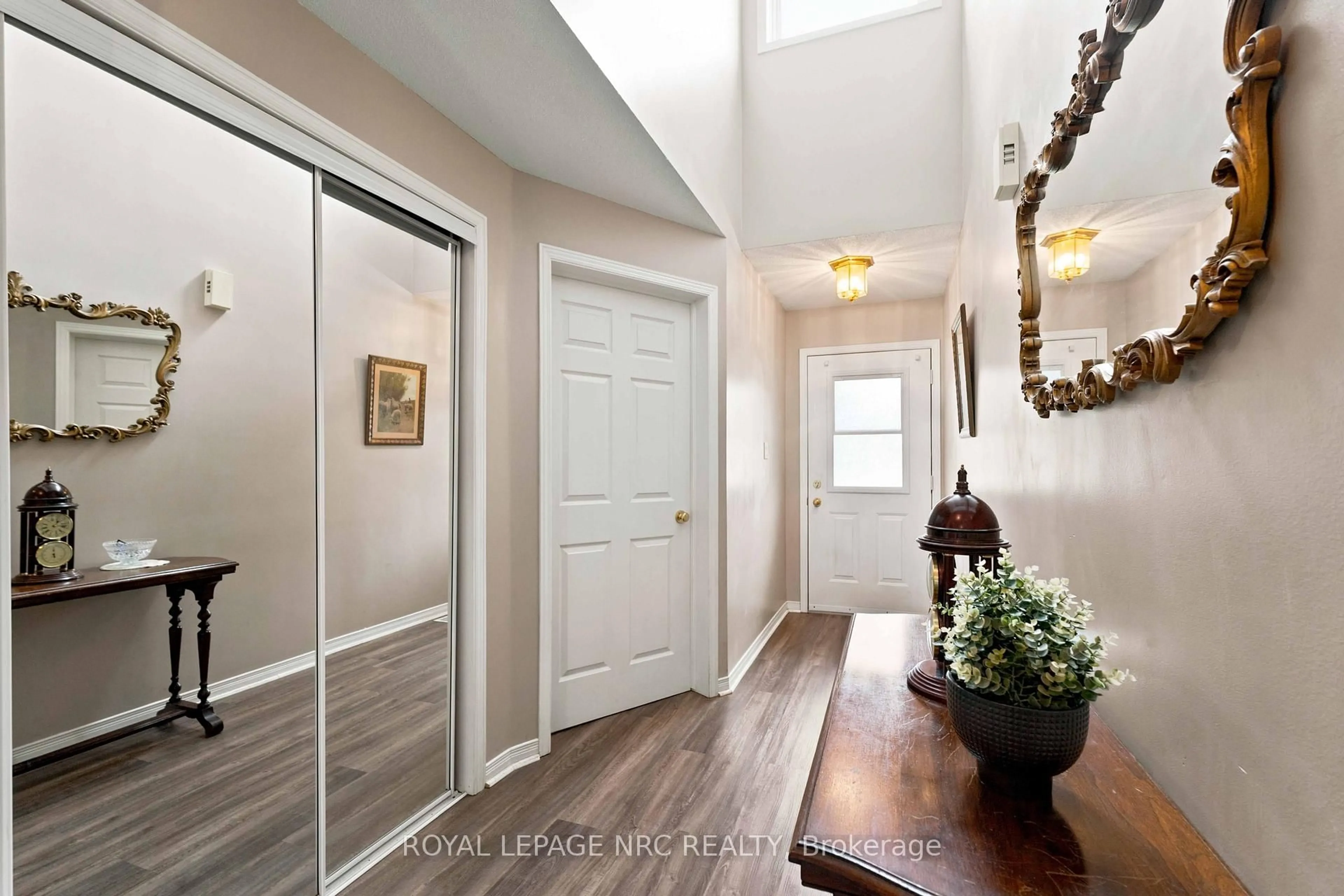 Indoor entryway for 5130 St. George's Dr, Lincoln Ontario L0R 1B7