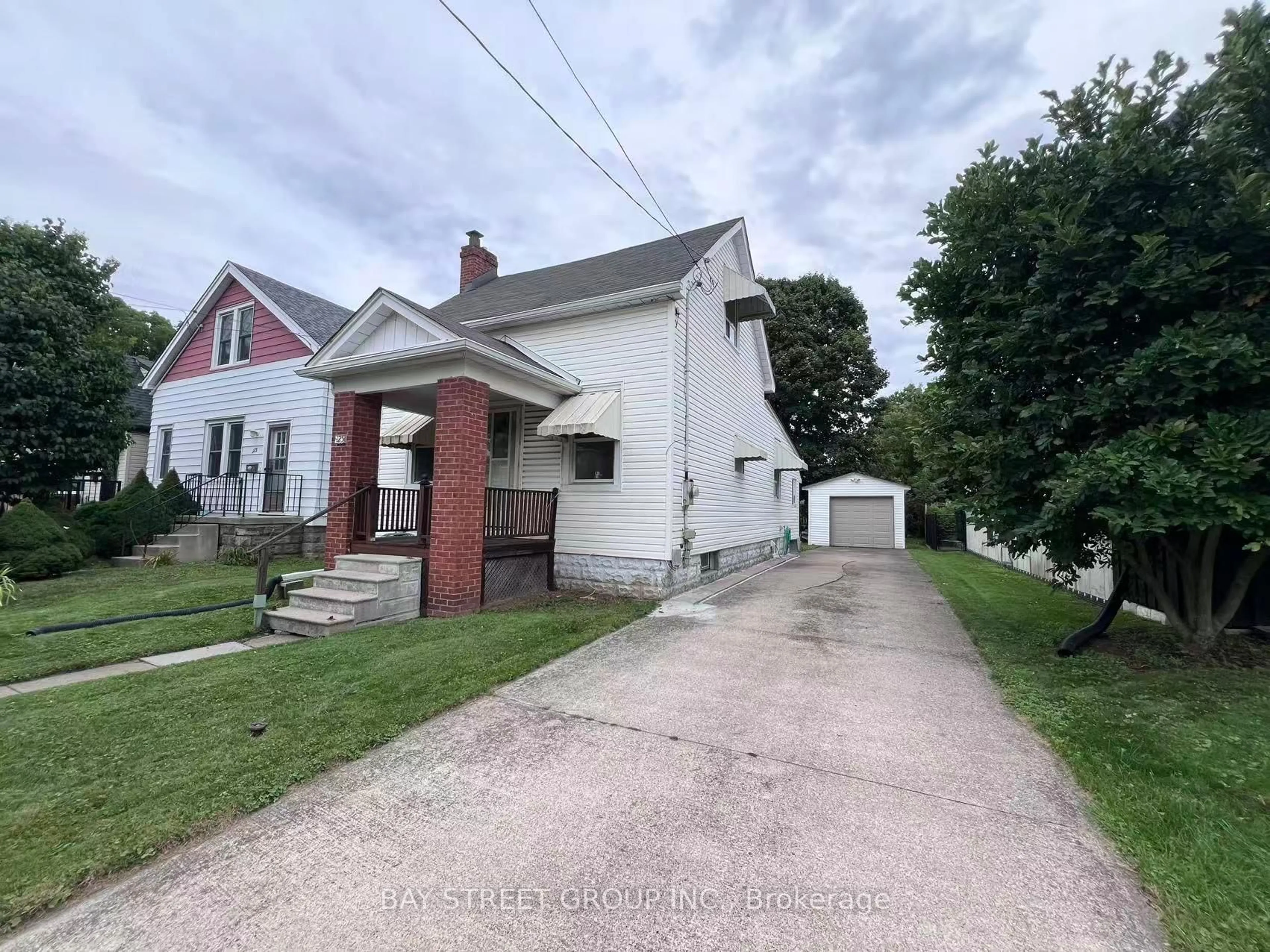 A pic from outside/outdoor area/front of a property/back of a property/a pic from drone, street for 125 Broadway Ave, Hamilton Ontario L8S 2W2