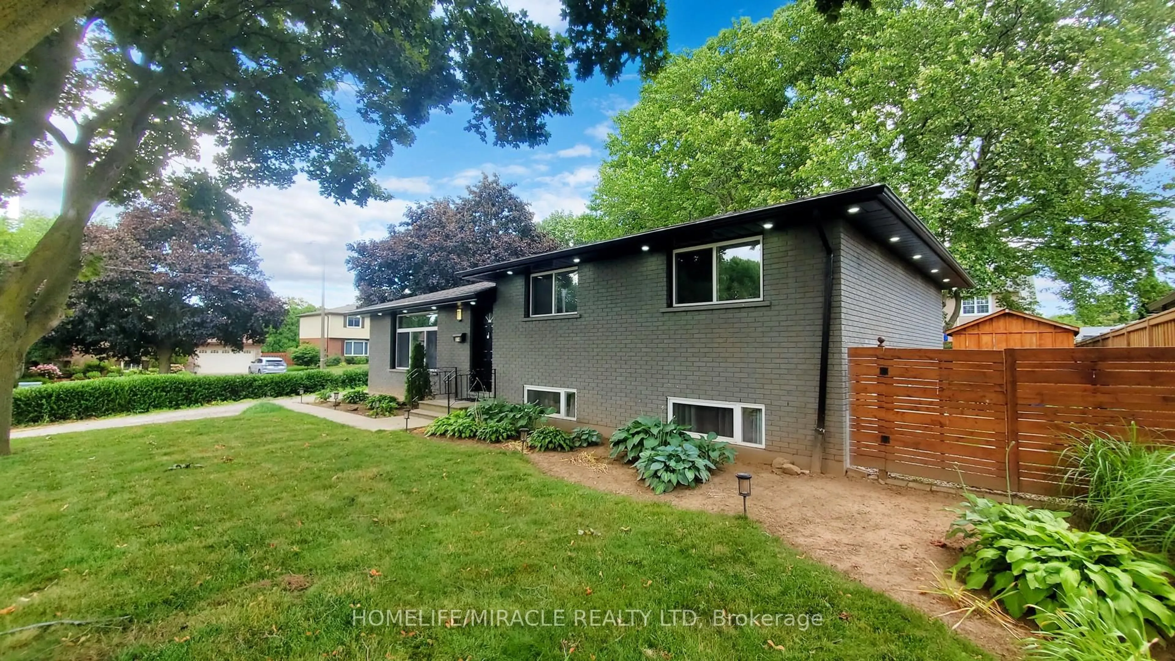Home with vinyl exterior material, street for 374 Book Rd, Grimsby Ontario L3M 2M6