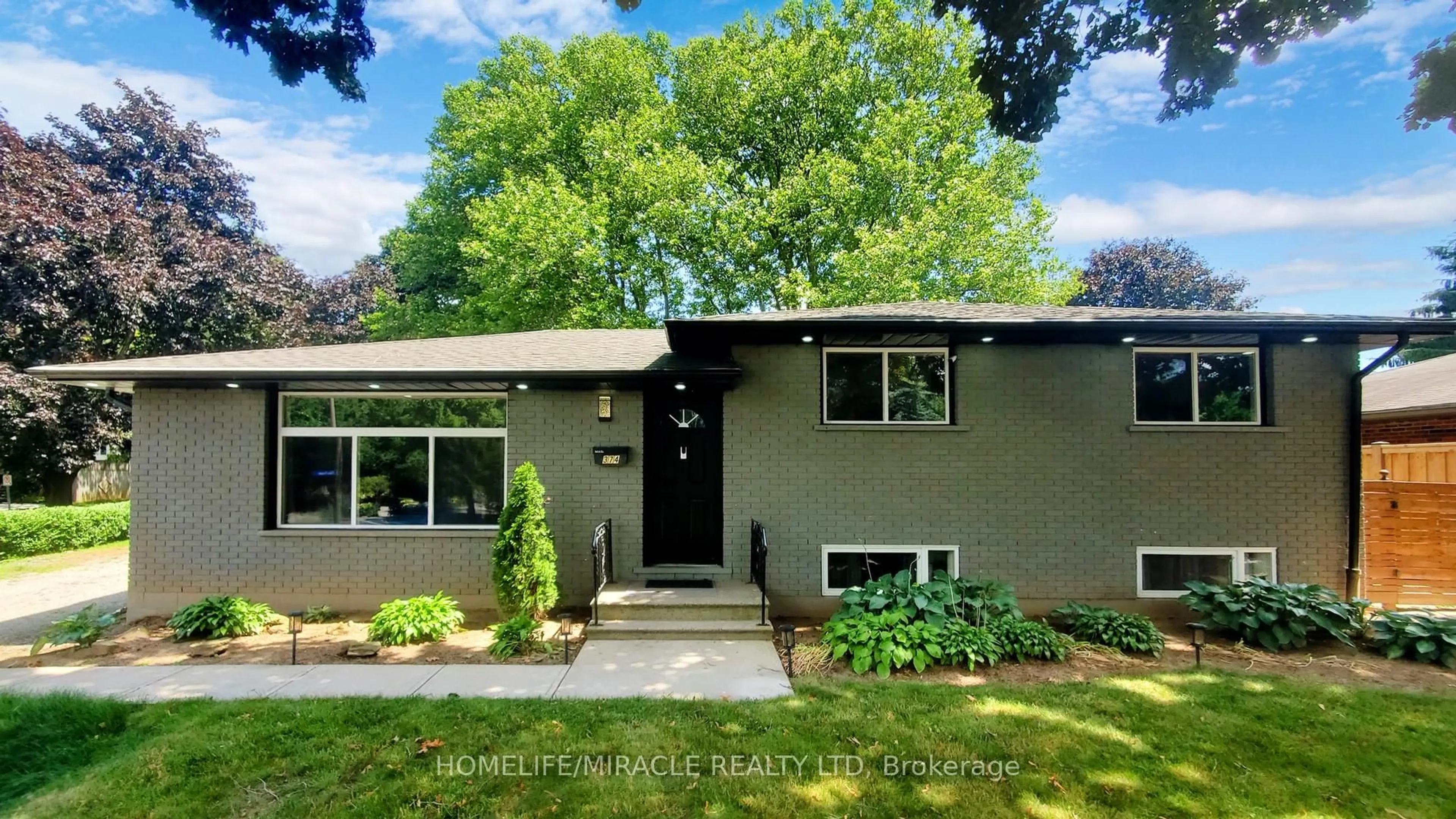 Home with vinyl exterior material, street for 374 Book Rd, Grimsby Ontario L3M 2M6