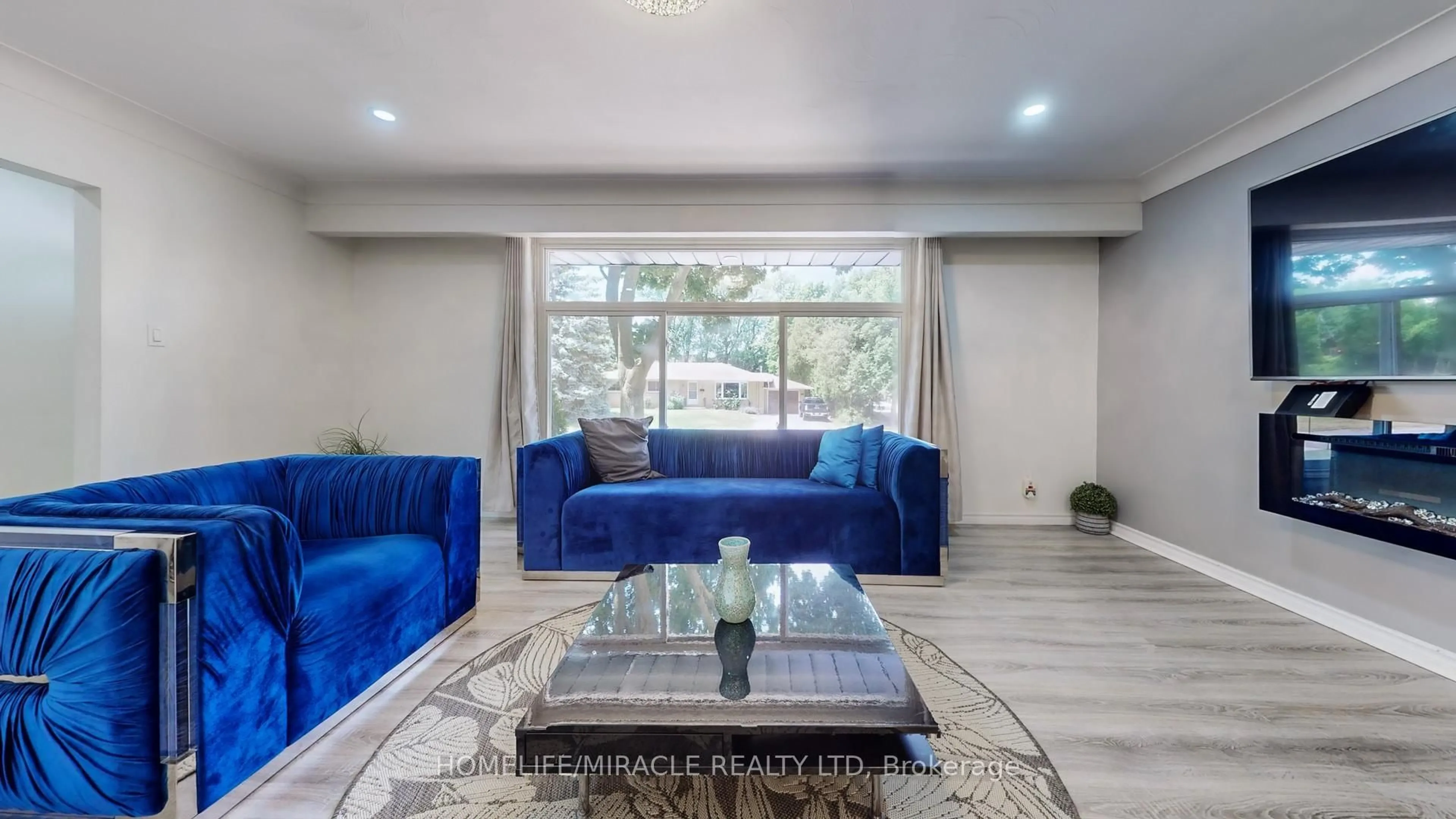 Living room with furniture, unknown for 374 Book Rd, Grimsby Ontario L3M 2M6