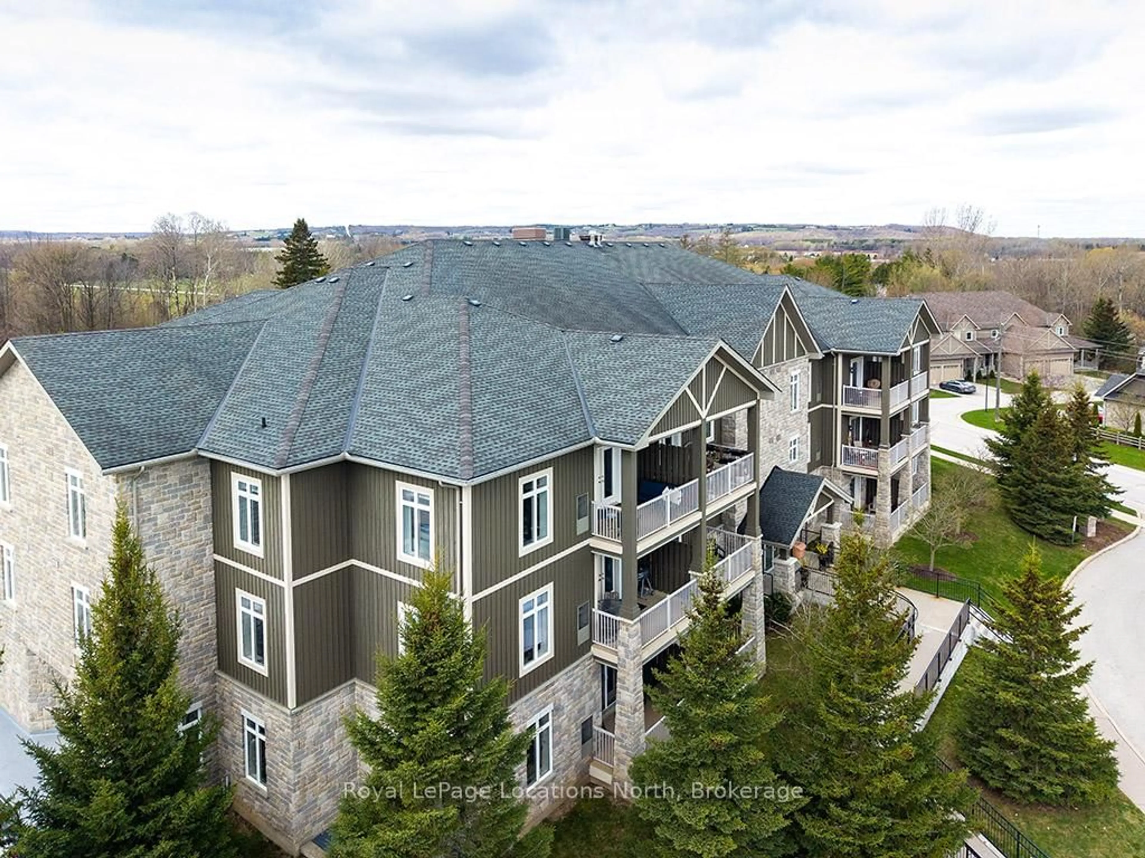 A pic from outside/outdoor area/front of a property/back of a property/a pic from drone, unknown for 25 Beaver St #304, Blue Mountains Ontario N0H 2P0
