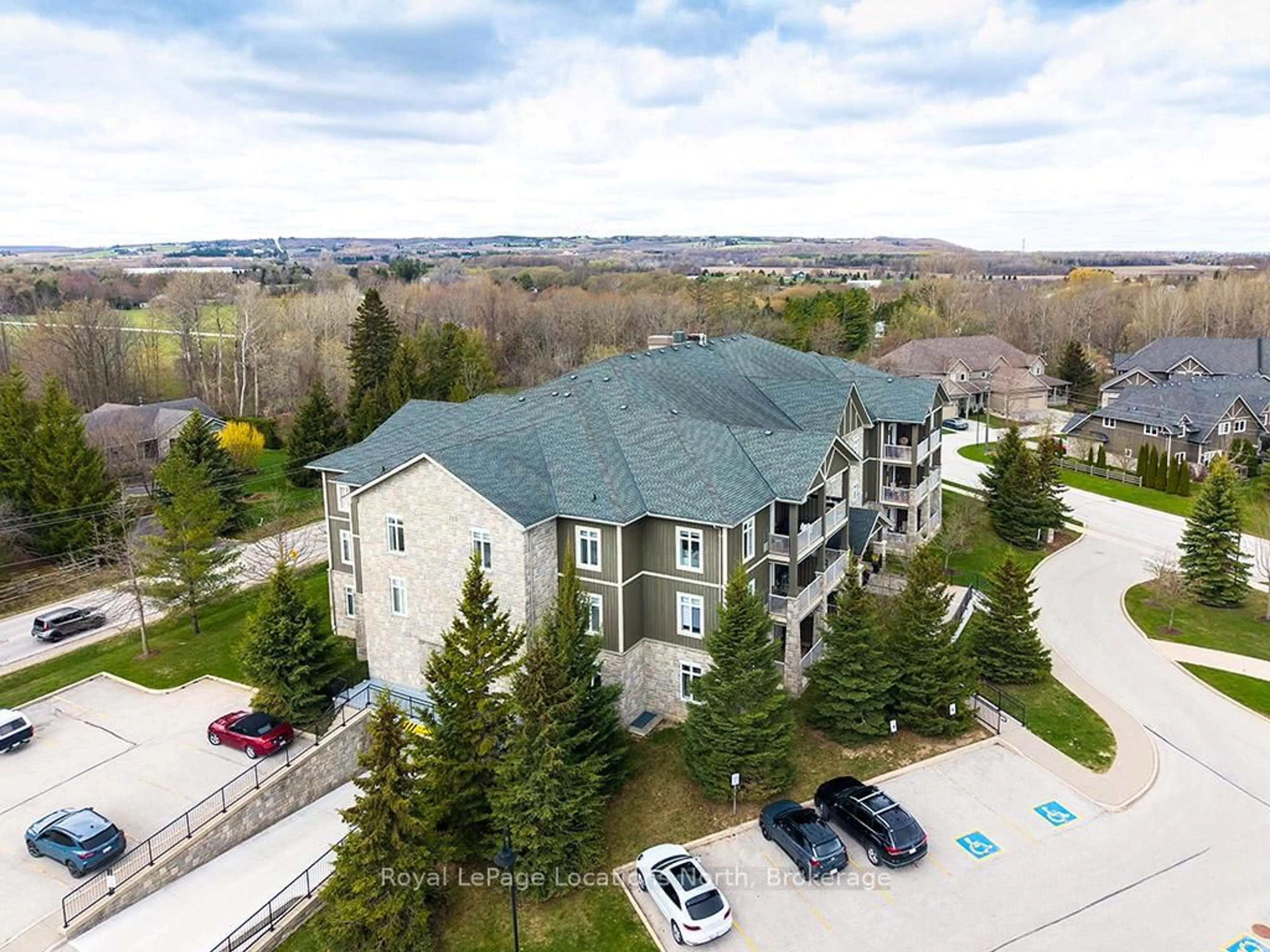 A pic from outside/outdoor area/front of a property/back of a property/a pic from drone, unknown for 25 Beaver St #304, Blue Mountains Ontario N0H 2P0