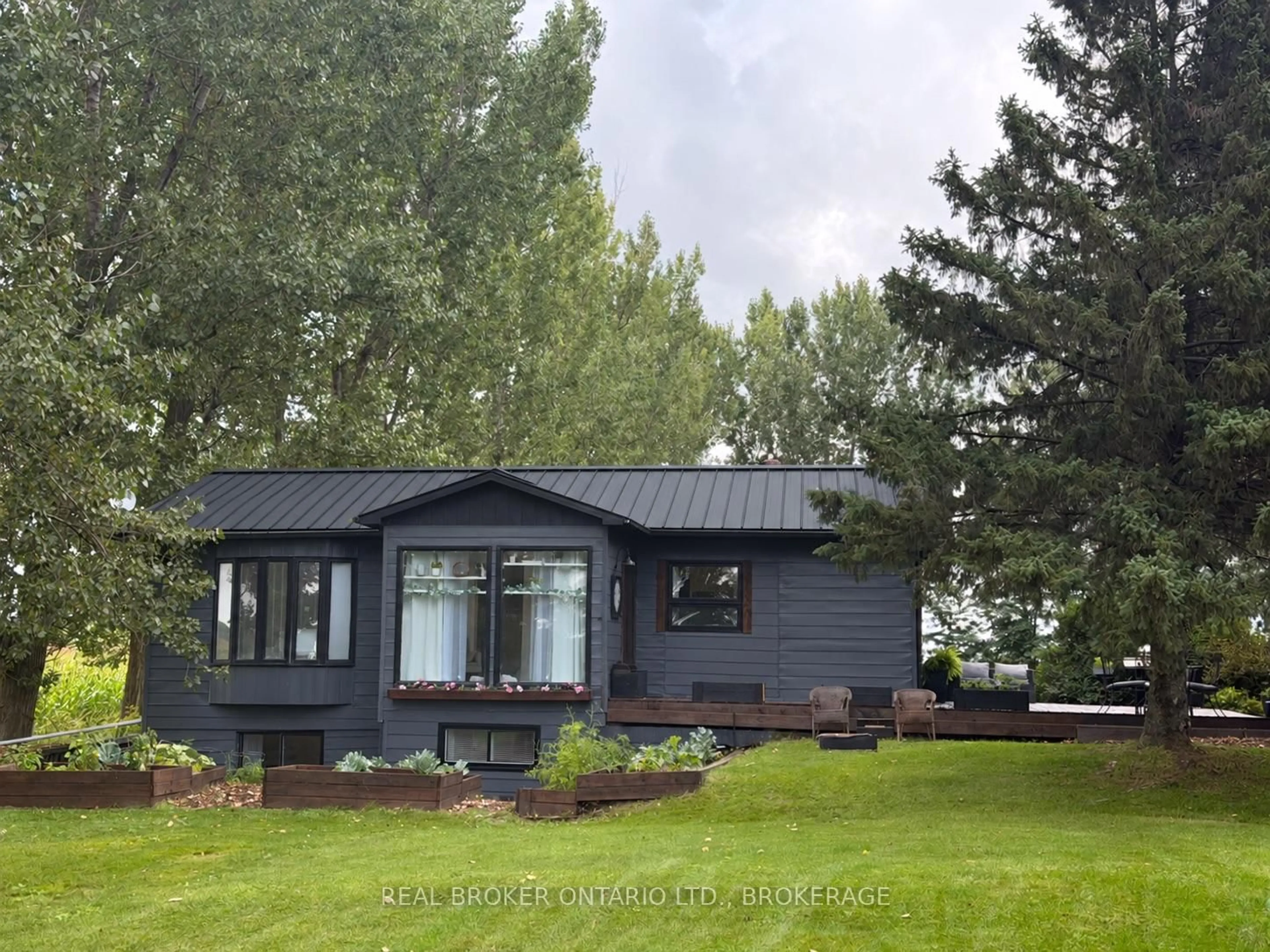 Home with vinyl exterior material, unknown for 21809 Concession 3 Rd, South Glengarry Ontario K0C 1E0