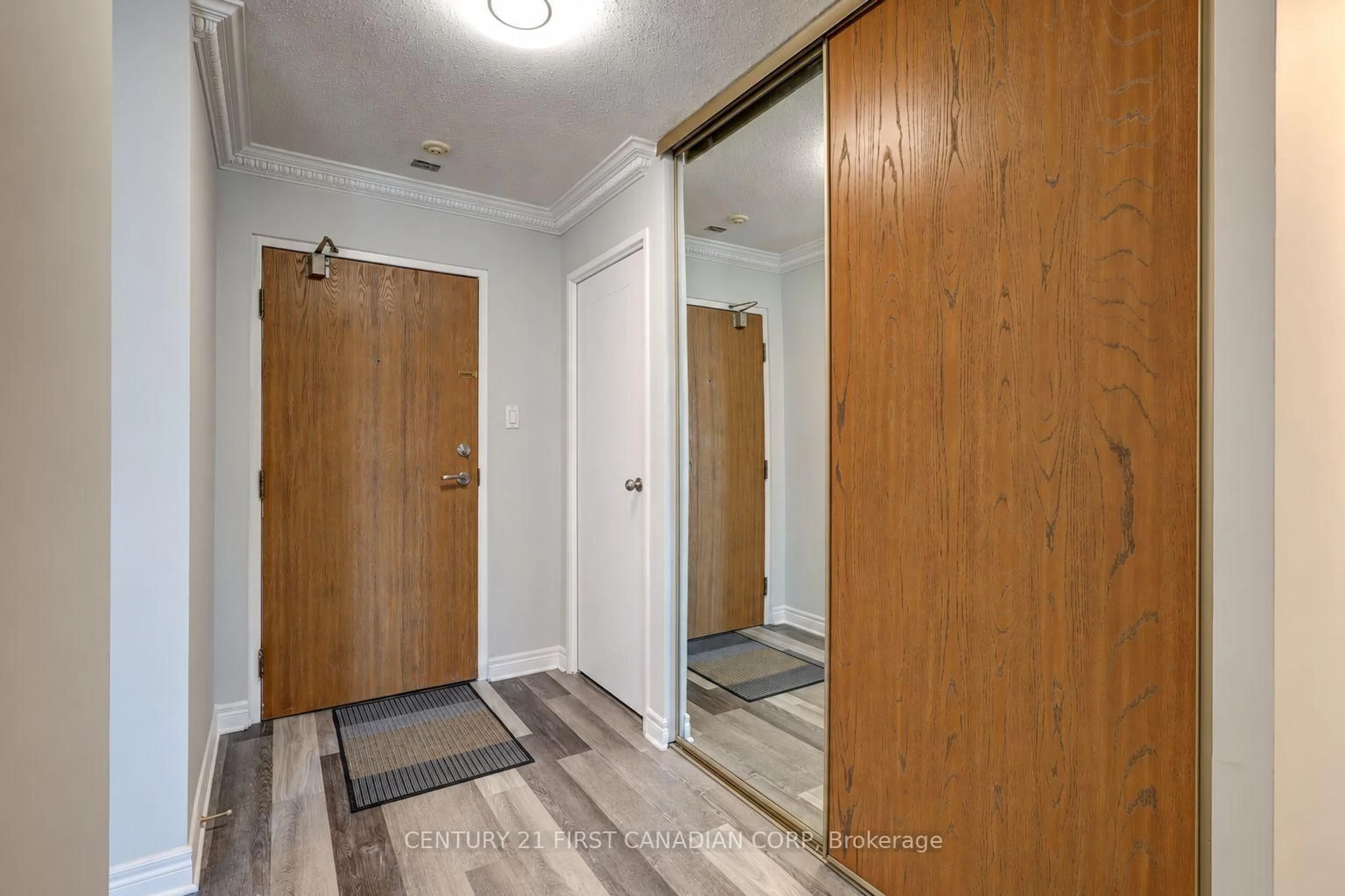 Indoor entryway for 45 Pond Mills Rd #1014, London South Ontario N5Z 4W5